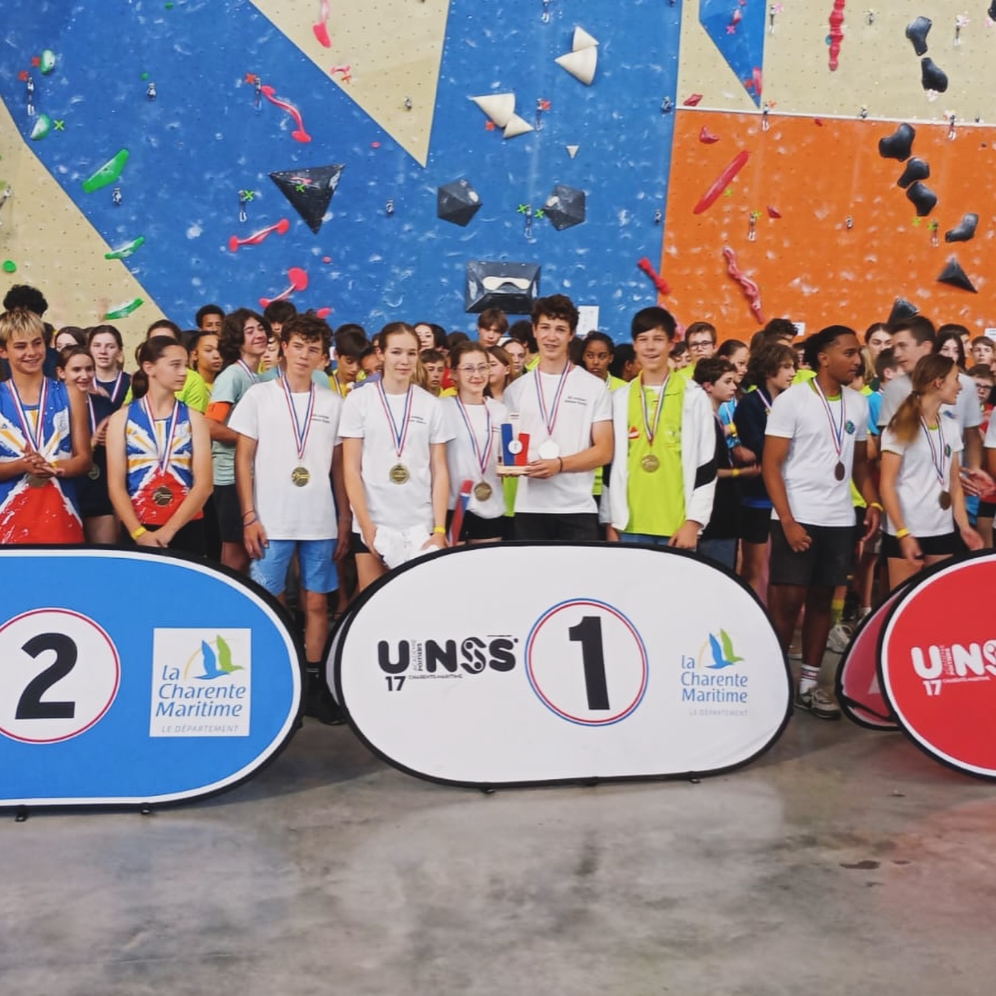 Machines !! 🔥
Les élèves de l’Association Sportive du collège Sabine Zlatin sont rentrés des Championnats de France d’escalade UNSS à La Rochelle avec plus d’un titre au compteur ! Bilan :
🏆Vice-champion de France d’escalade en Sport Partagé ( équipe de 4 avec 2 élèves en situation de handicap) pour Gauthier Cartailler, Dorian Jance et Fanny Paillet.
🏆Champion de France Établissement devant la Réunion pour Lucy Joye, Myrtille Vacther, Luca Kowalski et Émile Treneul.
Au classement Scratch avec les sections escalade, ils sont 4ème à seulement 14 points sur 1080 des 3ème. Personne ne les attendait là.
Bravo à Nico pour tout l’entraînement réalisé dans l’année, le club est fier de vous, bravo les jeunes 🤙