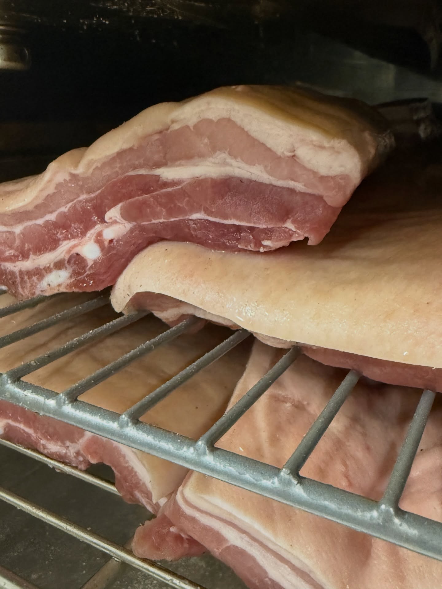 Les prĂ©paratifs ont commencĂ©âŠ
Pour la soirĂ©e choucroute de ce samedi, les viandes sont dĂ©jĂ en train dâĂȘtre fumĂ©es et prĂ©parĂ©es maison en cuisine.
Du temps, de la patience et beaucoup de soin pour donner toute sa saveur Ă ce grand classique.
đ„Ź Choucroute garnie Ă gogo
đ
Samedi 14 mars dĂšs 19h
đ° 38.â par personne
đ RĂ©servations au 024 420 12 63