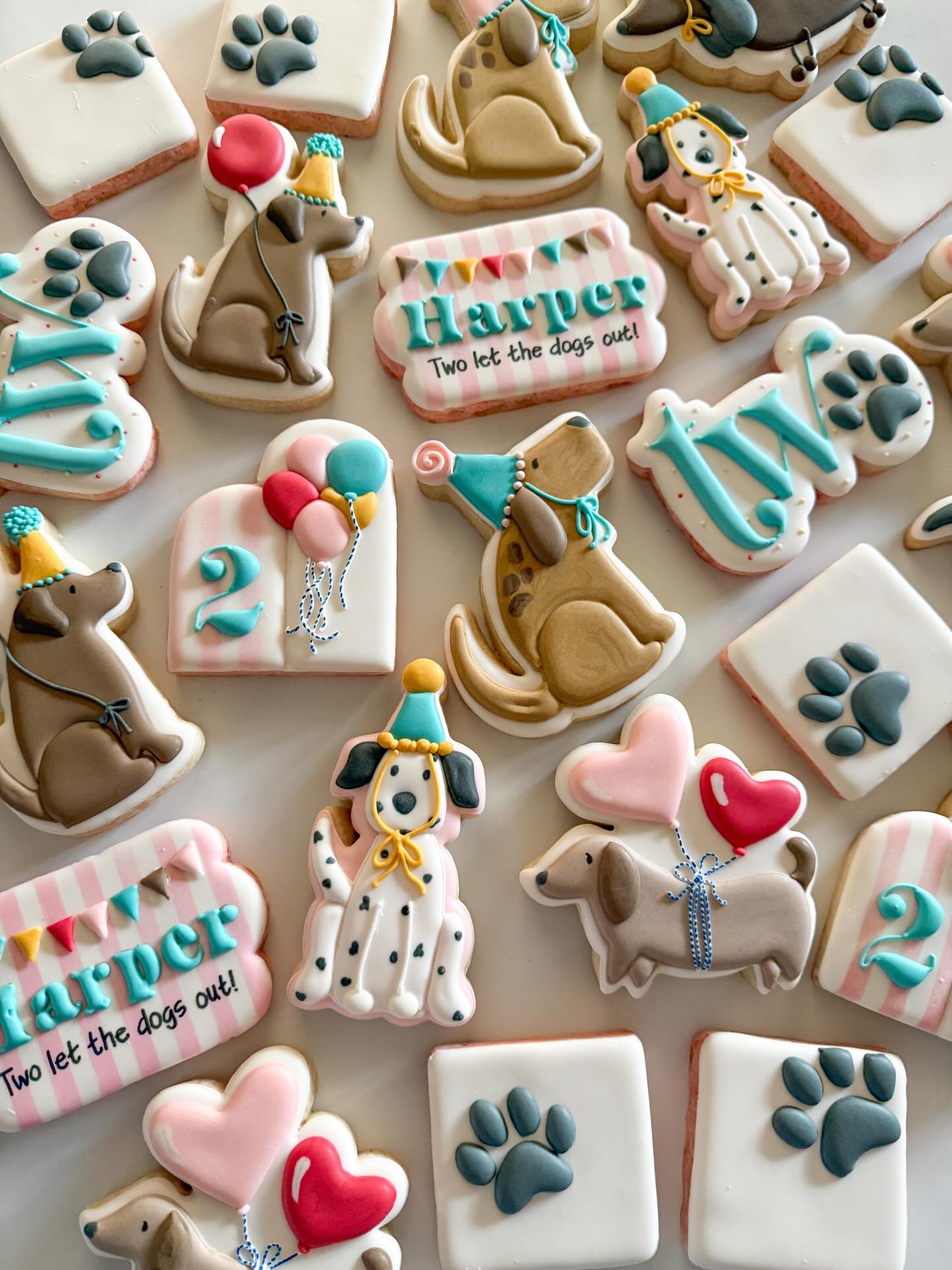 Dogs in party hats, little toe beans, poms, and balloons … how fun is a "Two Let the Dogs Out" birthday party?!
#decoratedsugarcookies #customcookies #nebraskacookier #nebraskabaker #dogcookies