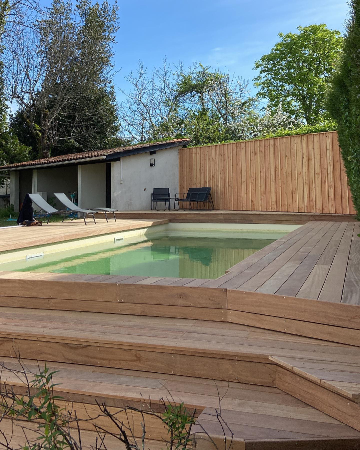 Retour en photos sur ce beau projet de terrasse en cumaru et d’un bardage en Douglas. 🌳🌲