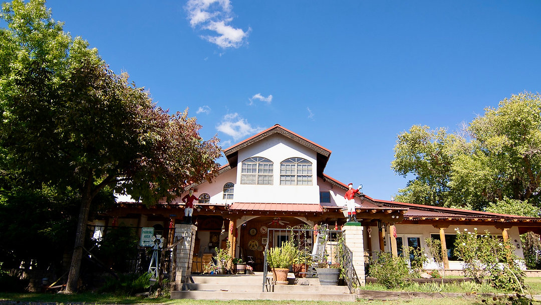 Spring in the high desert arrives quietly... then all at once. 🌵☀️ The Sandia foothills shift to soft sage and gold, evenings stretch longer, and the desert air smells like change. Read our latest post and imagine your next stay at Red Horse BnB. Link in Bio
#SpringIsComing #Albuquerque #NewMexico #RedHorseBnB #DesertVibes #TravelMore #WeekendGetaway