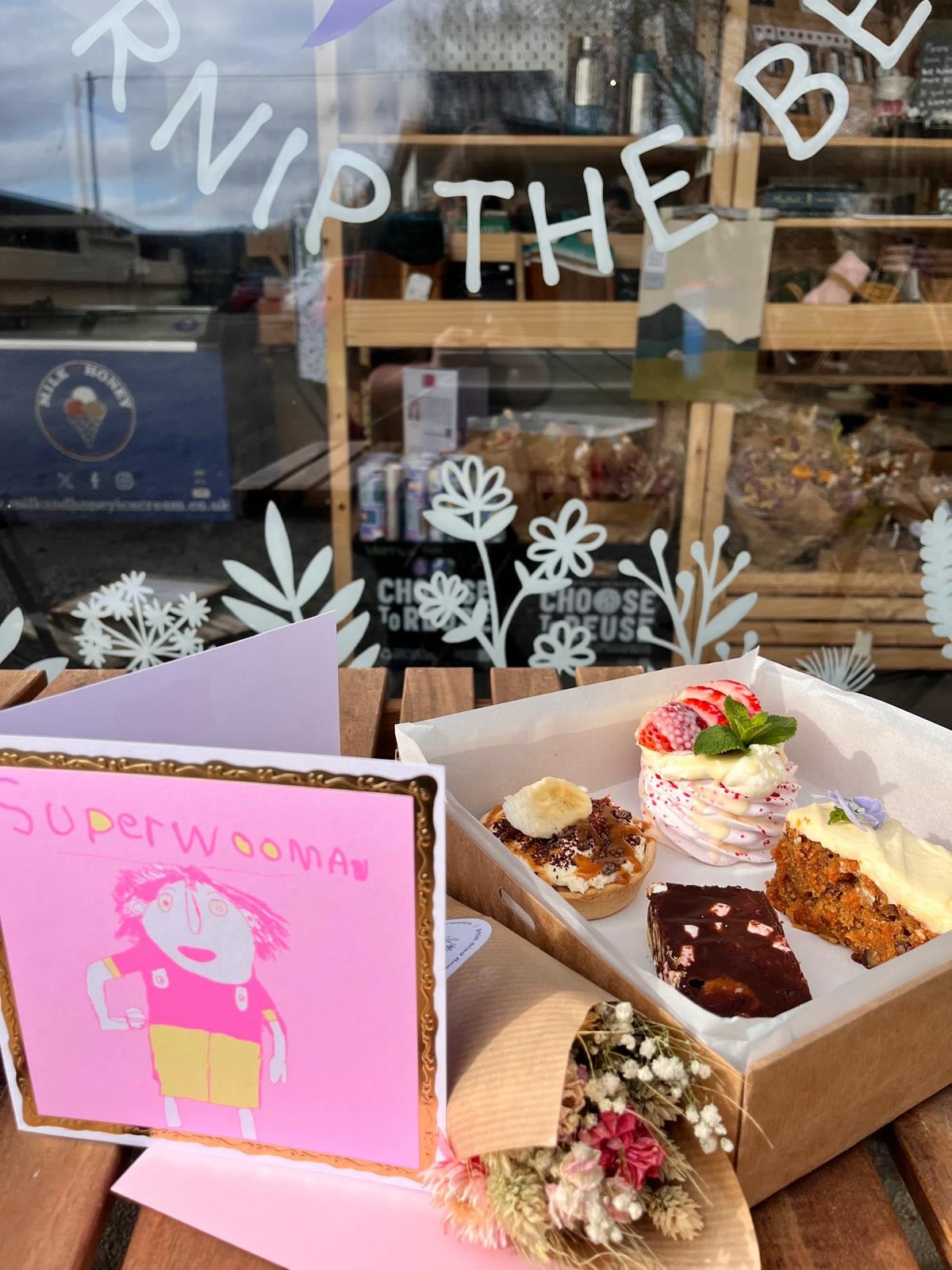 🌸 Mother’s Day Treats ❤️
💝 Pre-order a Mother’s Day cake box, create a custom hamper, or bring her in for lunch (and cake, of course!)
🍰 Mix & Match Cake Boxes
4 cakes – £14.95
6 cakes – £18.95
Featuring favourites like:
🥕 Carrot Cake
🍊 Orange Rocky Road
🍌 Miso Caramel Banoffee Pie
🍓 Strawberry & White Chocolate Cream Meringue
…plus more treats, fresh daily in the deli!
💐 Make Mum’s day extra special – preorder now or pop in this weekend!
🎁🧁🥰 🌷 ☕️ 🥘
#turnipthebeet #deli #coffeeshop #gifts #hampers