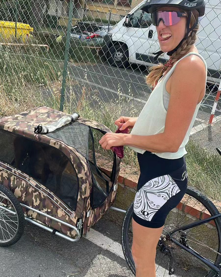 Team work makes the dream work!
Having Zoe walk uphill and then resting going down is gonna be the key to surviving a big bike tour ๐๐
Also, she will be more happy in the carrier after walking a bit herself. ๐๐๐พ