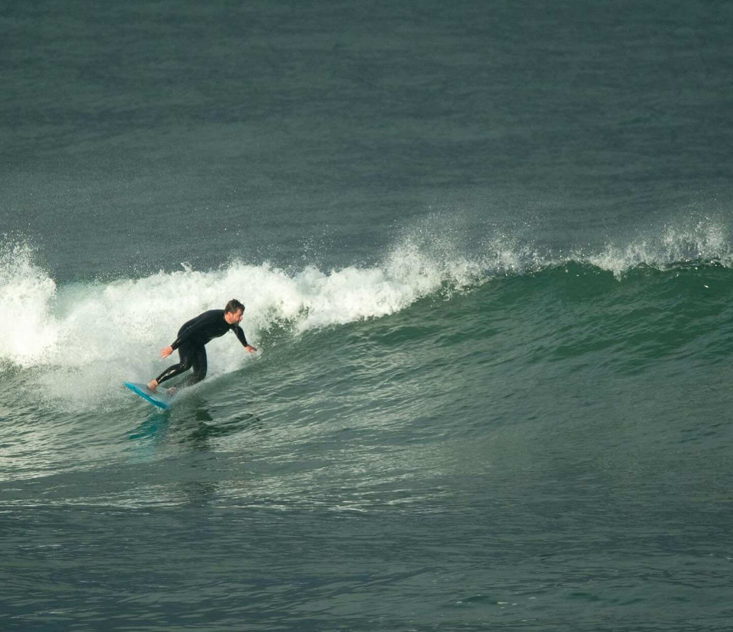 Bottom turn Wednesday! Crewman @__ricardocarvalho__ redirecting water for a high line run on the JH panacea egg 6’8 with bamboo tri fin power drive! We had a few fun days at PIP in the recent swells ! Thanks for the photos @wowsurfing !
#surfsession #surfclub #surfboardclub #oporto #surfporto #joshhallsurfboard #midlenght #midlengthsurfboard #trifin #surfboardfins #surffins #bamboofins #101fins #surfphotography #surfphotos #surfportugal #surfeurope #eggsurfboard #egging #surfacessories #surfboard #surfboards #surfboardfin #surfclub #surfboardclub