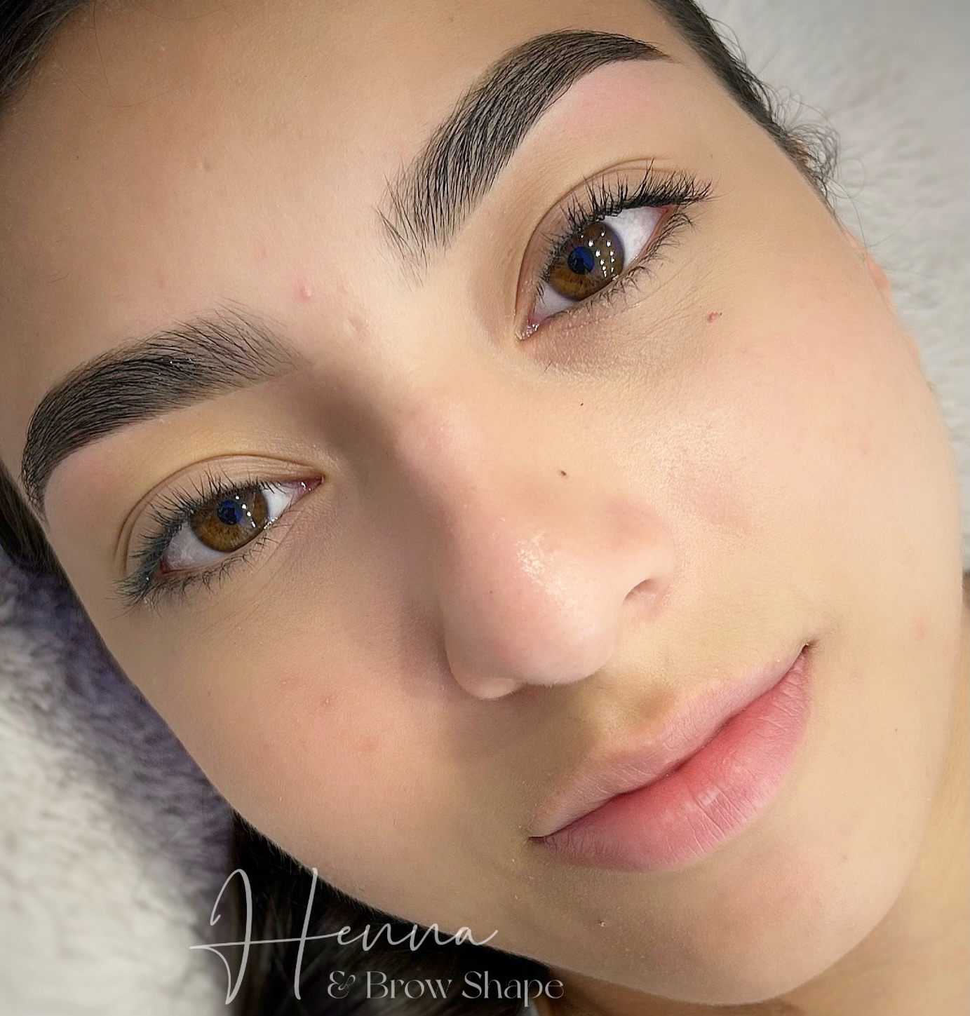 Did you know we map your brows even when you're getting tinted or henna? We start by brow mapping every single time you visit. Brow mapping is a process where the face is measured out at all the key points of the brow in order to find the shape that suits you best based on your bone structure. This process allows us to assist you in grow back a botch brow job or reshaping your brow. It also helps us achieve better symmetry and consistency. This technique helps us achieve the better and longer lasting results than threading. We use a special zinc based wax that is formulated for sensitive and acne skin. Book your appointment now! Link in bio this beautiful set done by Luisaâ¨
#browsorlando #browbarorlando #browmapping #beforeandafterbrows #browaxing
