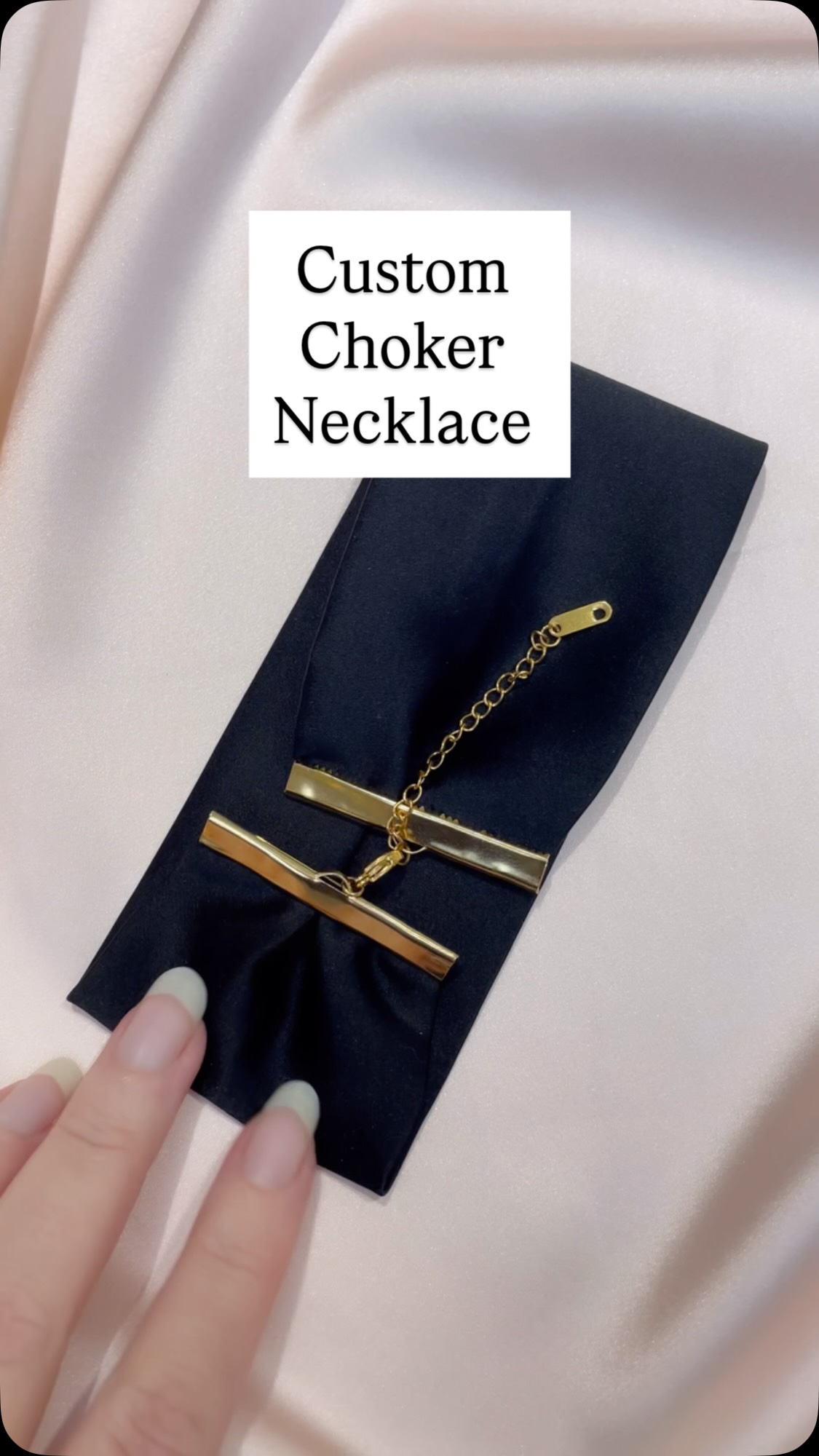 A recent custom choker necklace. This had a bit of creative problem solving as I happened to have one clasp 4.5cm wide but my customer wanted a 6cm wide choker. I ended up suggesting I pleated the silk in to narrow it down for the clasps and I love how it turned out!
Video description- showing a wide black silk choker necklace with small pleats to change the width and gold toned clasps