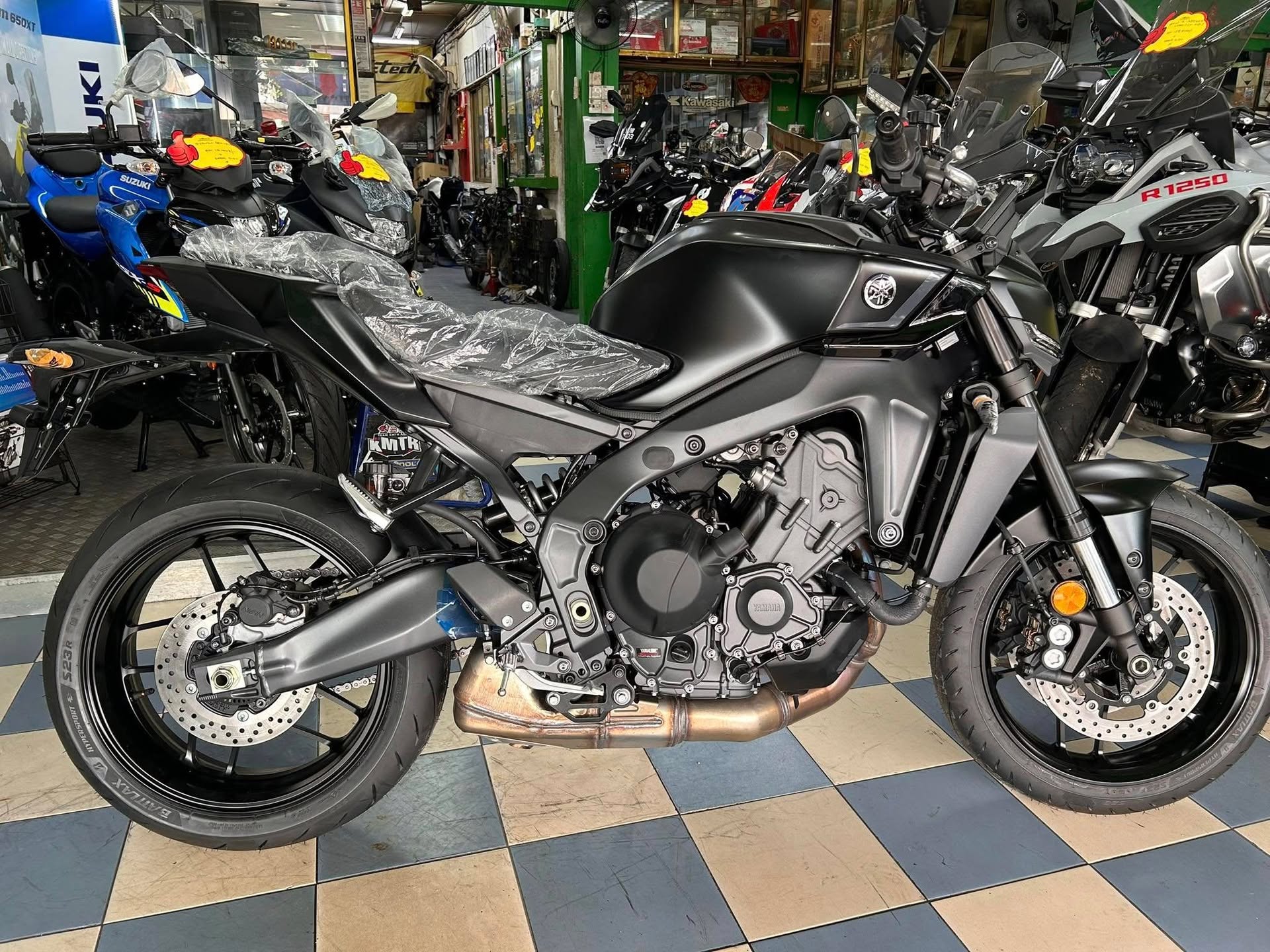 HOT HOT SALES!!😍HOT TRADE IN !!!! 2025 YAMAHA MT 09 V4 !!READY STOCK !!!ORIGINAL CONDITION !!! VIEW TO BELIEVE..!!!😍👍 DONT MISS IT !!!
BRAND: YAMAHA
MODEL: MT09
YEAR: 2025
REGISTERED: 2025
IMPORT BARU / NEW IMPORT MODEL
MILEAGE: 17K KM ONLY (ORIGINAL MILEAGE)
PRICE: RM 49,999
🎉🎉🎉🎉SIAPA CEPAT SIAPA DAPAT
HOT ITEM !!!🎉🎉🎉
FEATURES
1)FRAME SLIDERS
2) TFT
3) BREMBO BRAKES
4)PIRELLI TIRES
5)FULL SERVICE RECORDS
6) QUICK SHIFTERS
7) RIDE MODES
DEPOSIT DOWN PAYMENT RM 9000
LOAN MAX - 7 YEARS/TAHUN
LOWEST INTEREST MARKET FINANCING RATES % or above
****T&C APPLY ****
AVAILABLE 👍👍
-S PAY LATER MOTORCYCLE ✅( SHOPEE)
-✅CREDIT CARD 0% INSTALLMENT SCHEME AVAILABLE ✅
-CALL (03-78765497) OR
-WHATSAPP (012 7892173)
✅ FOR FULL DETAILS 👌👌T&C APPLY
LOAN APPLICATION REQUIRED DOCUMENTS
EMPLOYED APPLICANT
1) IC
2) 3 MONTHS LATEST PAYSLIPS
3) 3 MONTHS BANKSTATEMENT
4) EPF
SELF EMPLOYED APPLICANT
1) SSM
2) 6 MONTHS LATEST COMPANY BANKSTATEMENT
***T&C APPLY***
FREE ITEMS 🎁
HELMET FULL FACE
RIDING JACKET
2x LABOUR FREE SERVICES
***********************************
Contact us before its too late ✅
CHIA MOTOR SDN BHD
WhatsApp - 012 7892173
Email-chiamotorracing@yahoo.com
Tel:- 03-78765497☎️
🌎Address: No. 11, Jln 21/17, S.E.A Park 46300 Petaling Jaya, Selangor. (opposite MAYBANK)
Facebook : chia motor sdn bhd
Office hour: Monday - Saturday 9:00am - 7:00pm
Sunday - Closed
CHIA MOTOR SDN BHD is a company that runs High Power Motor deal since 1967.
WE PROVIDE MOTORCYCLES SERVICES SUCH AS
BUYING/SELLING / TRADE-IN / SERVICE & REPAIR / TOWING BREAKDOWN / ACCIDENT CLAIM / RIDING GEAR & ACCESSORIES ✅🔧🤝
Why buy from us?
Chia Motor being Operating Motorcycles dealerships and Trusted Dealer Since 1967 . Authorised dealers brand such as Kawasaki , Suzuki , Alpinestars,Modenas , imported motorcycle brand and more
Chia Motor also Own In -House Racing Team for more than 40 years and Multiple National Championships.
From Riding EXPERIENCE to Technical ADVISE… WE HERE TO CARE 🤝❤️💪