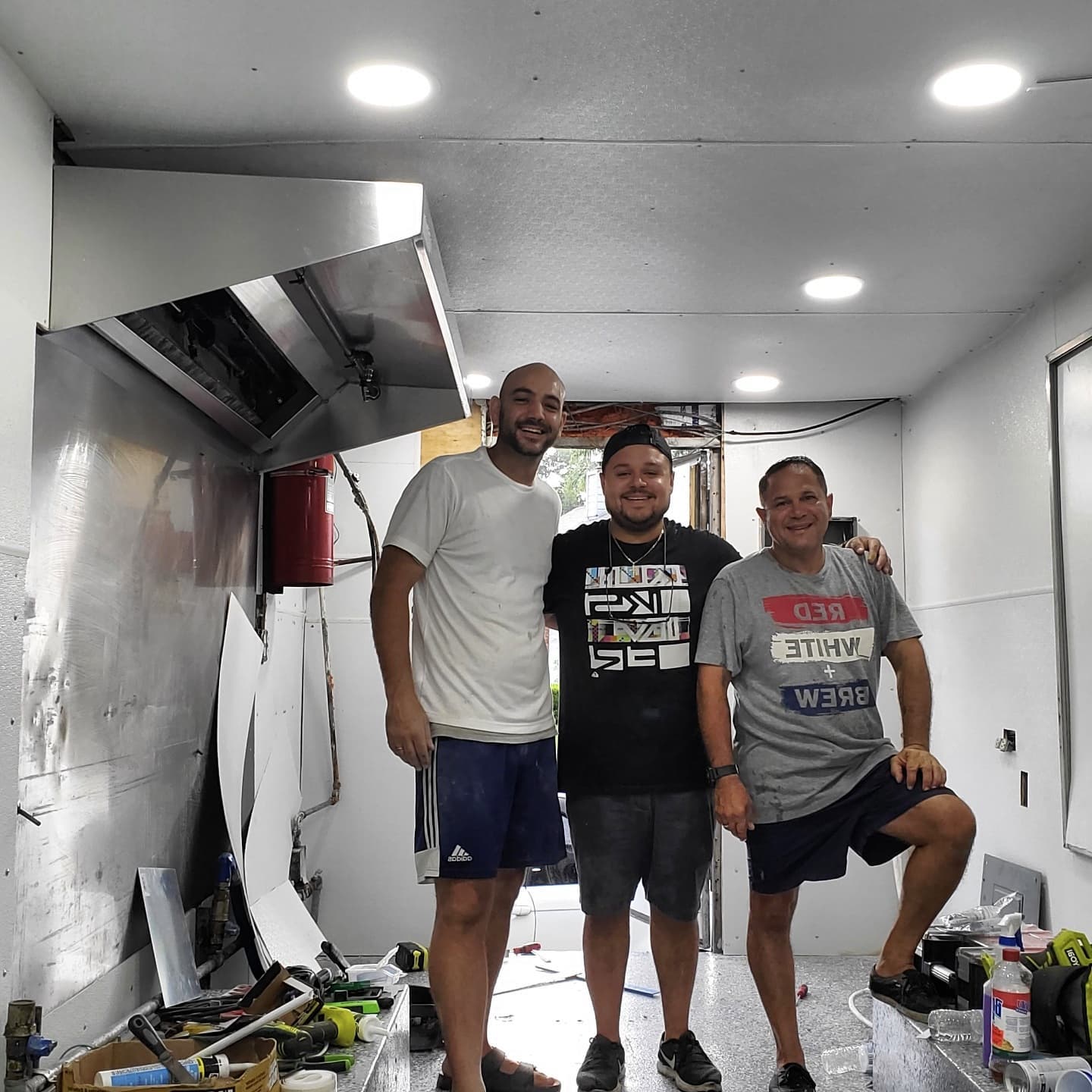 Hola amigos!!
Been a quite sometime since we've made a post, and it's been for a good reason... I was waiting for the right moment, and I guess that moment is now!
Alma has had a change, and a really good one!
And because of this, I want to thank our friend Christian @guzmco89 and his family for the immense help on this remodelation in the truck, look at this beauty 😍...
See you around Jacksonville, check our website (www.EatAlmaFusion.com) for our fully scheduled! This week is up already!
Also check my friend progress on his food truck @piquefoodtruck