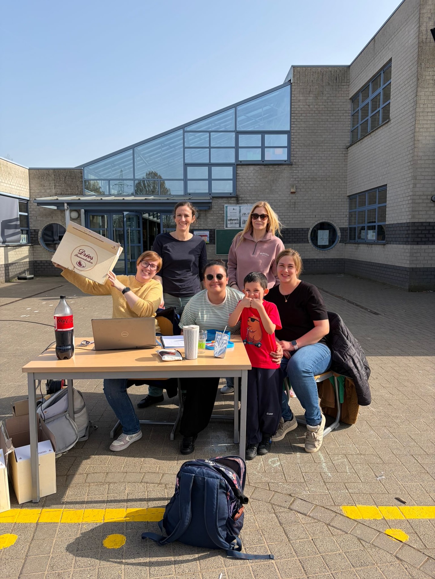 🙌 Een grote dankjewel aan alle helpende handen!
Bedankt aan alle ouders die zijn komen helpen met het klaarzetten, en ook een extra dankjewel aan wie last minute is komen meehelpen 💪
Dankzij jullie inzet waren we nog nooit zo vlot klaar 🤩💛