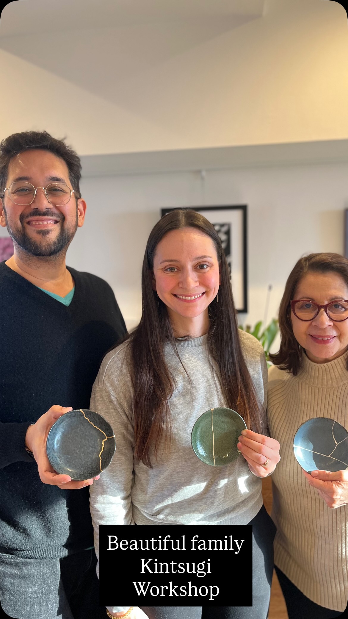 A wonderful family visiting from New York with Puerto Rican roots.
They bravely tried writing kanji and created such beautiful kintsugi pieces.
Thank you for sharing this special moment with us at mon cadeau.
#kintsugi #kintsugiworkshop #japaneseculture #wabisabi #kintsugitokyo