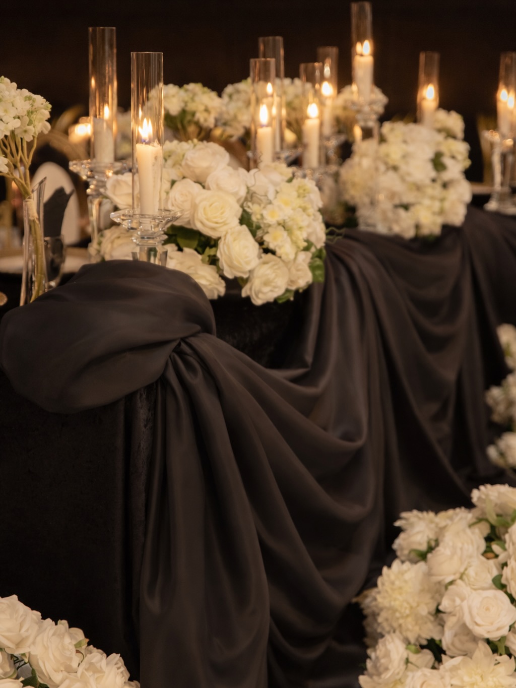 A Monochrome dream of candlelight and white florals, creating a timeless setting for an unforgettable evening.
Design, Decor & Florals @universaldecor
Venue @ariaconventioncentre
Photography @parasrathi
Our stunning bride @maream_sanaty