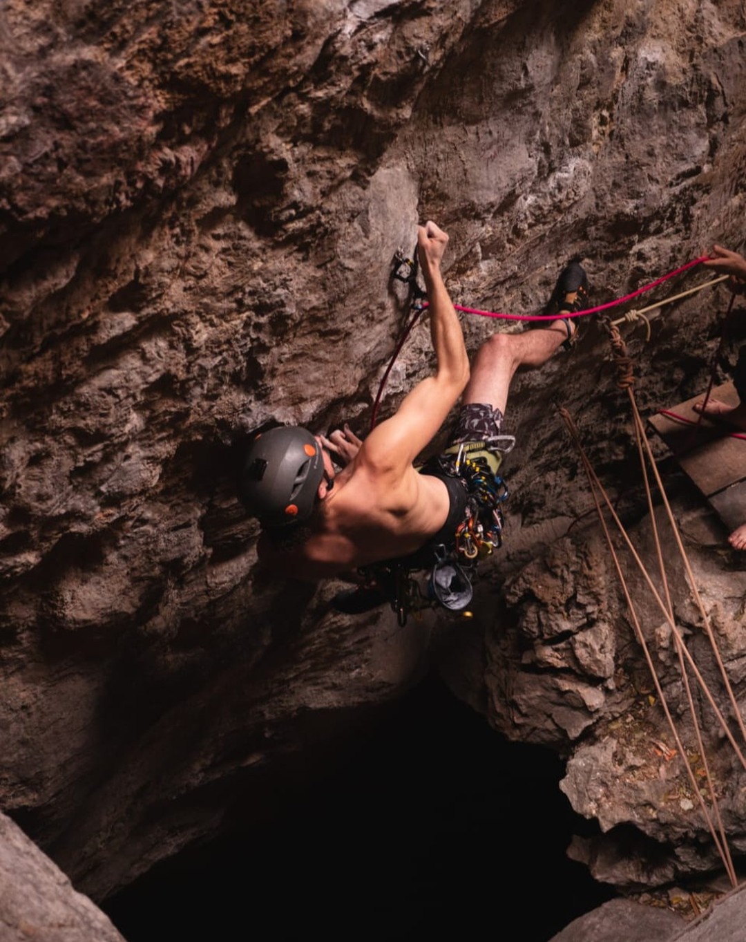 Périple Laotien 2024 - #RockclimbingLaos 🧗♀️
1-3. Super Mario 6b+
4. L4 One of the Best 7a
5. Bonne Geburtsday Poffzi 5c (40m!)
6-8. Cheeky Fucker 7a (night session)
9. Well-deserved celebration / top of Canyon's routes
10. Schwitzerland 7a
-
Retour sur un trip de grimpe au-delà de mes espérances.
En route vers le Laos, je n’avais pas d’attentes très élevées. Premier voyage en Asie pour moi, beaucoup d’adaptation et d’apprentissage en perspective, autant sur le plan de la grimpe que sur l’aspect social, alimentaire, culturel.
Mon objectif était simple: m’acclimater, grimper le plus de voies possibles (peu importe le niveau de difficulté!) et avoir du plaisir sur la roche!
Après 75 voies grimpées et pas mal de peau en moins, je peux dire mission accomplie!
Pendant mes 18 jours de grimpe - sur un total de 23 en terre laotienne - j'ai tenté d'apprivoiser cette roche unique qu’est le limestone, je me suis forcé à sortir de ma zone de confort en escaladant des murs en dévers, horizontaux, remplis de cratères, stalactites ou autres structures 3d étranges.
Prendre des grosses chutes, grimper la nuit, grimper des voies sales, aux prises coupantes, grimper un toit horizontal avec les pieds devants, grimper devant des gens TELLEMENT plus fort que moi en demeurant concentré sur mes mouvements, grimper des voies glissantes aux prises qui s'effritent sous les mains, grimper de gros run-outs de plusieurs mètres sans penser à la longueur de la chute, grimper sous le soleil, dans l'humidité totale, avec les insectes, et j'en passe! Tous des apprentissages que je n'aurais pu vivre autrement qu'en m'engageant à fond dans ce nouveau mode de vie de grimpeur vagabond!
Je ne regrette rien! Sauf peut-être le fait de n'avoir passé que 3 semaines dans ce lieu unique au monde! Ce n'est que partie remise, il reste amplement de voies dures à travailler, il y aura une prochaine fois!! 😎
📷 @irvinbubar @pixels.of.fabi
.
.
.
.
.
#rockclimbing #climbinglife #climbingtrip #laos #australia #roadtrip #nomadlife #voyage #travel #escalade #climbing_pictures_of_instagram #climbing #thakhek #greenclimbershome #gch #southeastasia #asiatrip #climbingasia #roofparty #nightclimbing