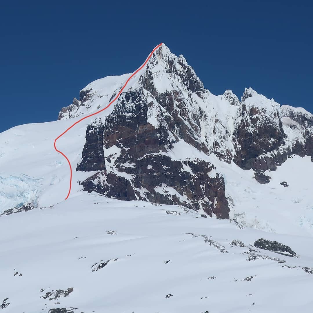 Todo un éxito la expedición al Monte Tronador , de los más grandes y poco visitados que tenemos en Patagonia Norte. 🇨🇱 🇦🇷
Un par de días como jabalí por el bosque y logramos ver esta tremenda pala que nos dejaba claro a lo que veníamos .
Primer descenso desde la cumbre en snowboard y ski por la cara NE de la Cumbre Chilena 3.220 msnm.
Muchísimas gracias al tremendo equipo y logística que armaron @senoretbrothers y @josue_icarcamo localazo de la zona que nos entregó todos los papeos !
Agradecido además de poder compartir esta inolvidable experiencia junto a mis dos hermanos @juansenoret y @tolasenoret , y la compañia de nuestro amigo y mejor skiador de Chiloé @chilotecabezas .
—————————————
@senoretbrothers
@sparkrandd
—————————————
—————————————
#volcanesdelsur
#splitboarding
#splitboardingistheanswer
#snowboarding
#backcountry
#backcountryskiing
#chile
#patagonia
#patagoniachile
#southernvolcanoes
#alpinesnowboard
#snowboardaddiction
#CordilleraDeLosAndes
#mountainlove
#skiing
#skitouring
#weareskiing
#bigmountainskiing