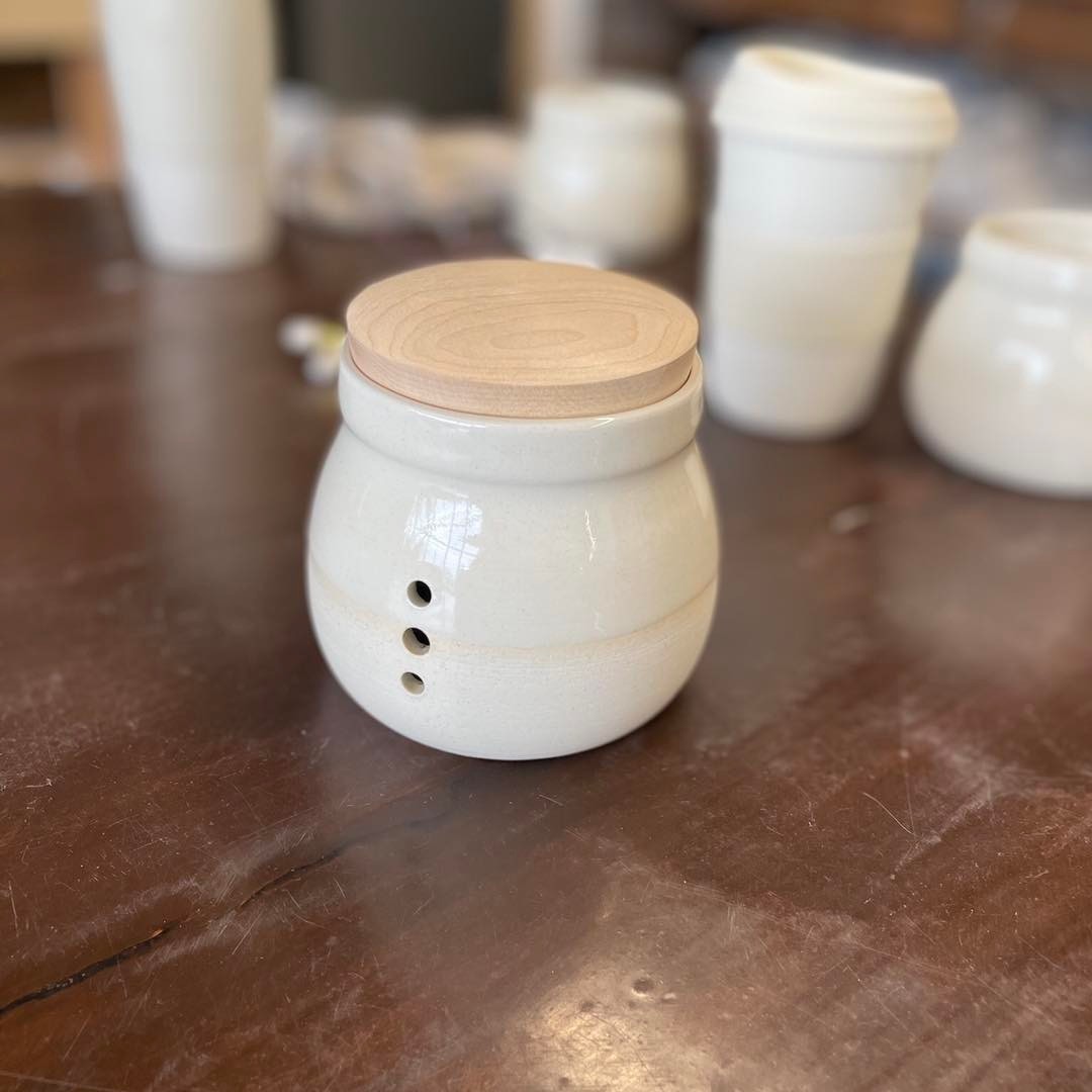 Vente éclair ce samedi à Atelier 542
Vente de fin de production, d’échantillon et test de glaçures aussi pièces avec petites imperfections!
De 9h30 à 16h
Une occasion idéale pour se gâter !!!
#poterie #faitauquebec #artisant #emiliecerretti #ceramiquecontemporaine #faitalamain #atelierceramique #atelierculinairé