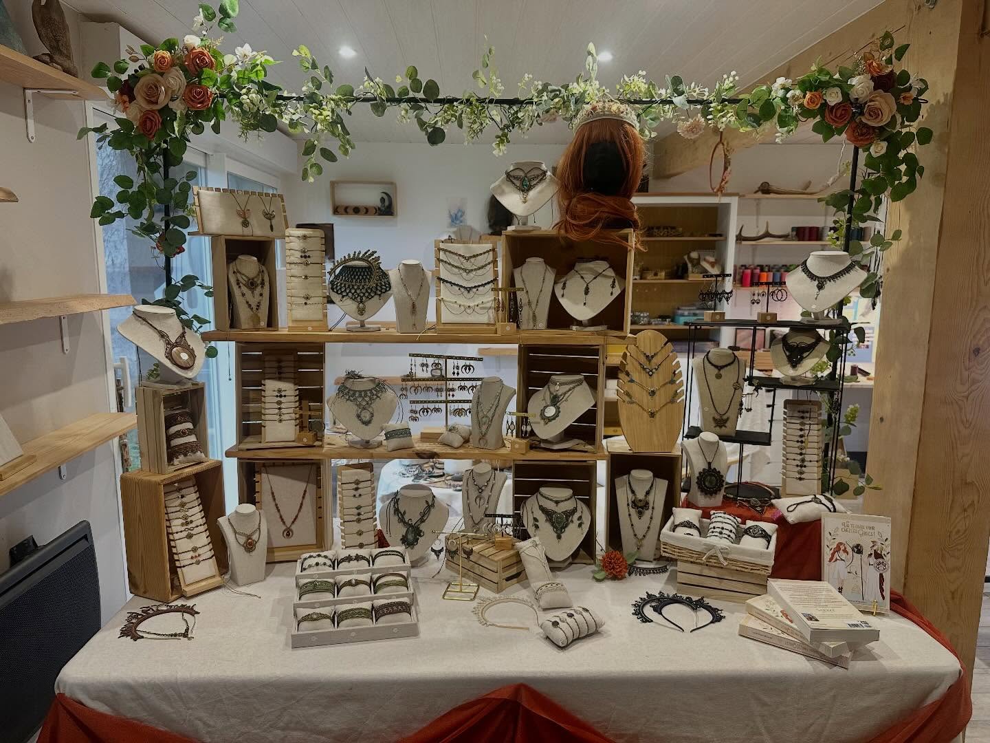 Être artisane, ce n’est pas seulement créer des bijoux.
Je passe aussi beaucoup de temps à réfléchir à la façon de les présenter. Imaginer un stand où chaque pièce peut trouver sa place et être regardée comme elle le mérite.
Aujourd’hui, séance d’essais à l’atelier.
Le défi : faire tenir tout mon univers sur une seule table.
Alors je déplace.
Je teste.
Je recommence.
Je change d’avis.
Puis je redéplace encore… (plusieurs fois, évidemment).
Parce que derrière les festivals et les événements, il y a aussi ces moments-là :
ceux où l’on prépare la rencontre.
Dis-moi, tu t’arrêterais sur ce stand ?
#artisanefrançaise #goddessjewelry #lesbijouxaubonheurdesdames