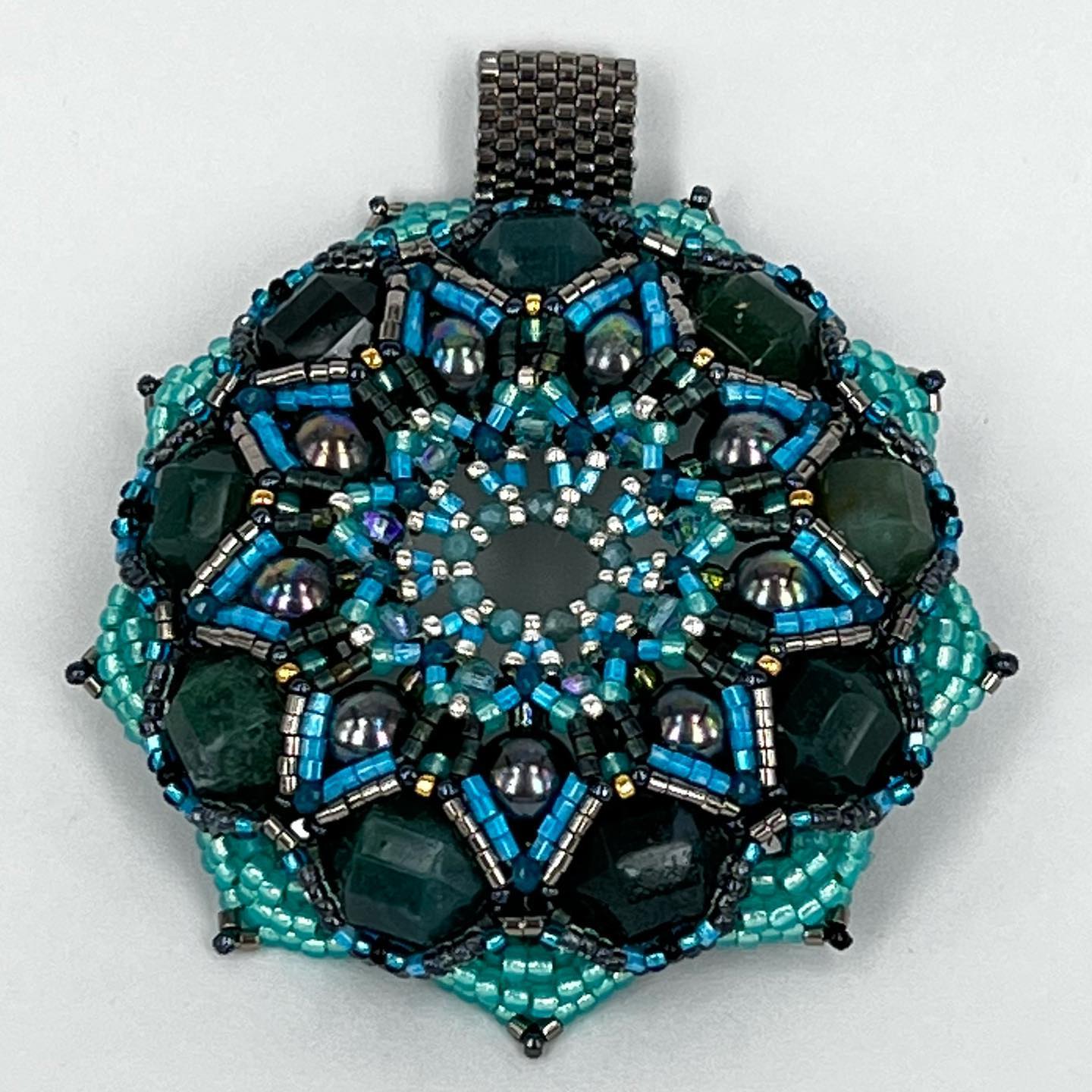 Inspired by the Pinnacle Rock in Galapagos.
#pinnaclerock #galapagos #galapagosislands #islabartolome #aventurine #semiprecious #handmade #oneofakind #oneofakindjewelry #uniquejewelry #oneofakindpendant #beadedjewelry #beadedpendant #pendant #swarovski #swarovskicrystals #seedbeads