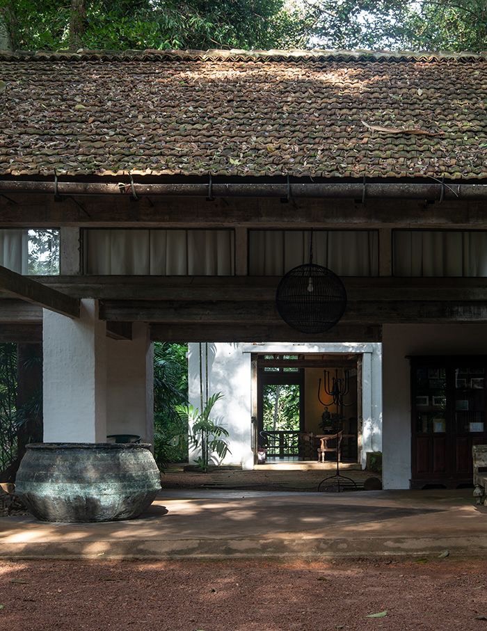 Geoffrey Bawa’s tropical modernism dissolves the boundary between house and landscape. But what defines his work is sequence. Spaces unfold as you move through them. A corridor opens to a courtyard, a room frames a garden. Light filters in, views shift, and the line between inside and outside starts to blur. Courtyards, water, raw materials, and dense greenery aren’t decorative gestures. They are the architecture. It’s work I keep coming back to.
Photos: all via Pinterest
#interiordesign #geoffreybawa #architectureilike #tropicalmodernism #loveforarchitecture