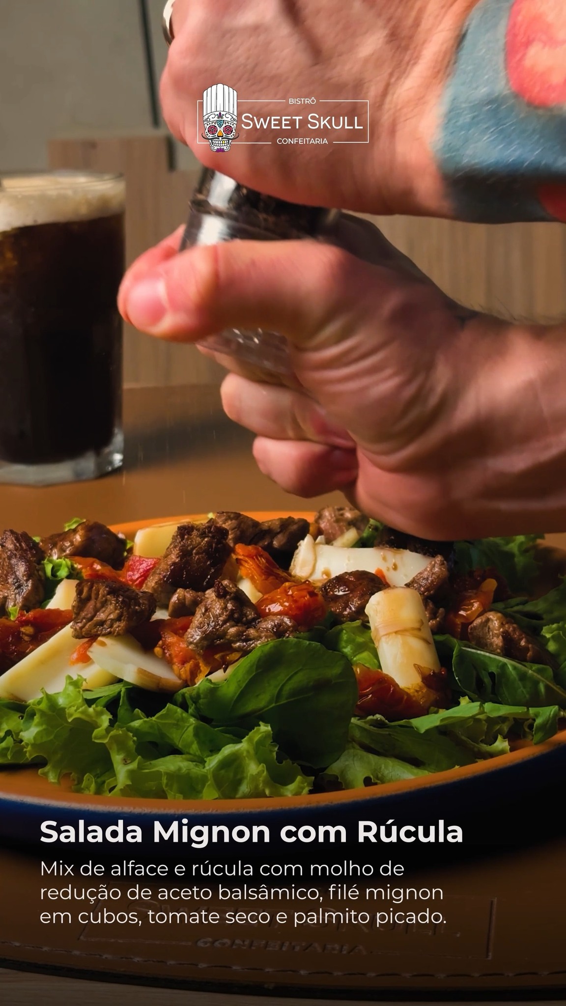 Pra sua semana começar perfeita!đ
Salada Mignon com RĂșcula! đ„
Mix de alface e rĂșcula com filĂ© mignon em cubos grelhados, tomate seco e palmito com um delicioso molho de redução de aceto balsĂąmico!
đ” Delivery ou Retirada: Link na Bio
â°Seg. a Sex. das 11h Ă s 21h
âSĂĄb., Dom. e feriados: Fechado
#SweetSkull #ConfeitariaSkull #salada #almoço