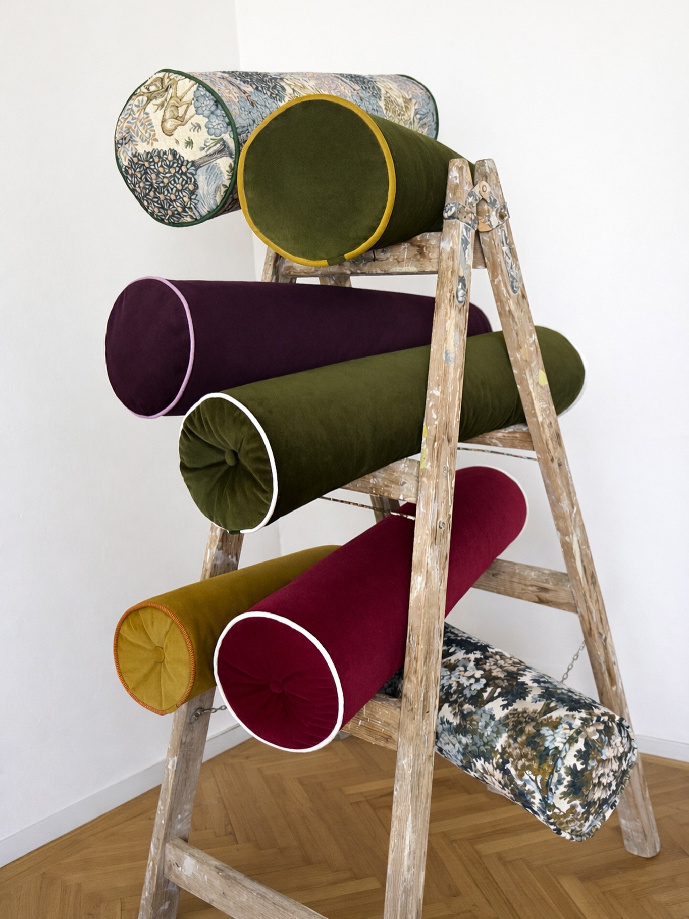 ‼️Warning: these pillows might steal the spotlight.
Perne cilindrice realizate la comandă,
pentru interioare care nu trec neobservate.
Maison Meynet
#maisonmeynet #bespokeupholstery #bolsterpillows #custompillows