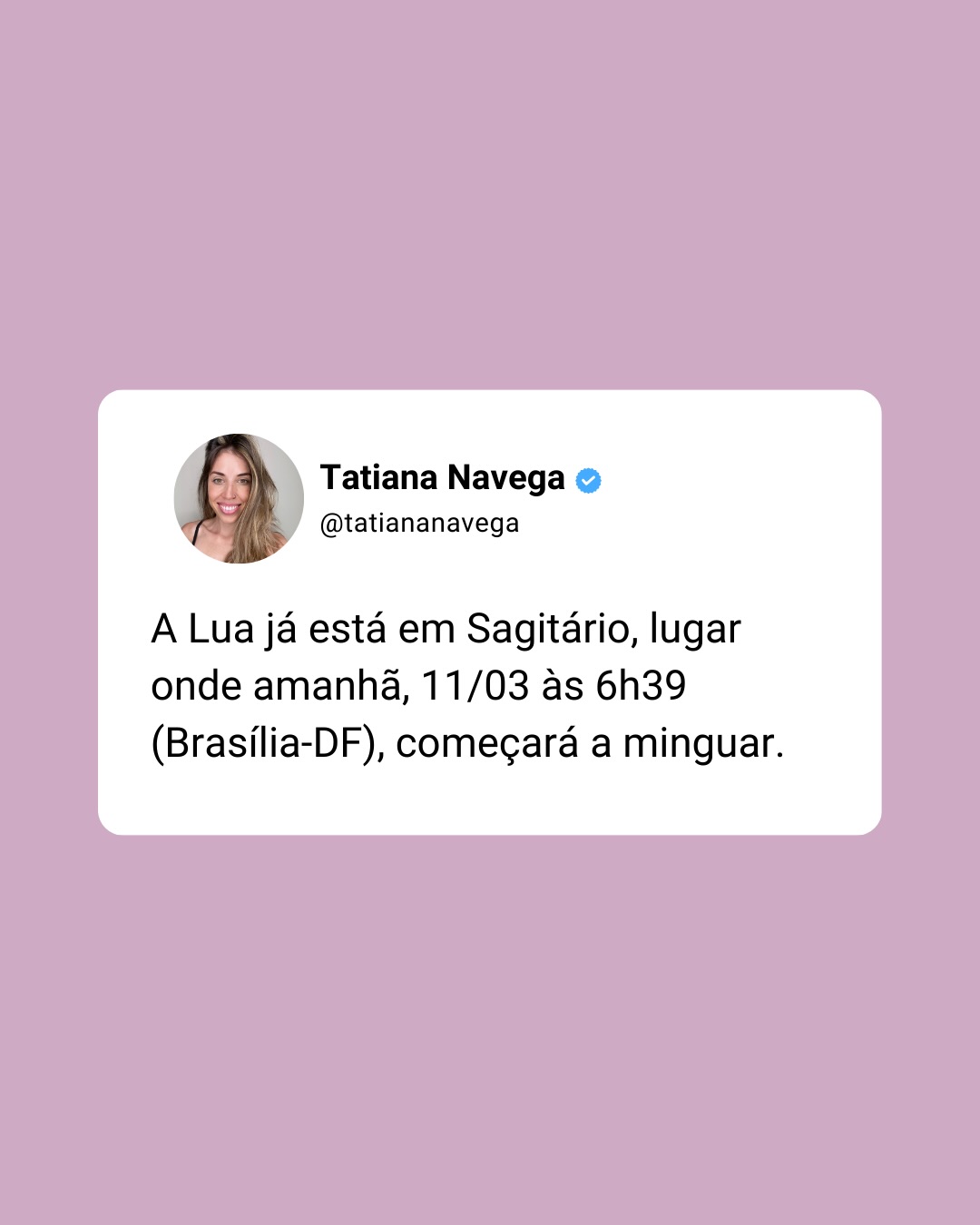 A Lua já está em Sagitário, lugar onde amanhã, 11/03 às 6h39 (Brasília-DF), começará a minguar
É o fim da última lunação do ano astrológico!
É o fim de tanta coisa que é até difícil explicar. Por isso eu vou deixar que a historinha que vem nos acompanhando no ciclo atual coloque consciência naquilo que a lua, em sua última fase, deseja nos ensinar.
Naquela noite de eclipse e de lua cheia (capítulo anterior), a borboleta, mesmo dentro do casulo, sentiu suas asas voltarem a funcionar, mas, ao invés de sair voando, decidiu esperar.
Pois toda a aventura vivida na companhia das lagartas a fez compreender que o verdadeiro motivo de seu adoecimento tinha sido o desamparo e a solidão. É claro que voar a fazia bem, que ver o mundo e os outros animais de cima lhe conferia poderosa sensação, mas não ter ninguém para compartilhar seus pensamentos e a felicidade alcançada é o que a havia feito retornar ao chão.
Dizem que quando a lua desapareceu, tornando as noites escuras e, por isso, mais seguras àquilo que os olhos não podem ver, várias borboletas azuis saíram juntas de seus casulos e voaram, quase todas, pela primeira vez.
Quando essa lunação começou, algumas semanas atrás, eu perguntei se tinha algum aspecto da sua vida no qual você vinha perdendo altura, encontrando dificuldades de manter “funcionando” como antes ou até alguma ideia de simplicidade chamando a sua atenção.
Agora, talvez você tenha percebido que a vida é algo tão grande e especial que sua manutenção não pode (e não deve) ser feita por uma pessoa só. E que é por isso que uma vida mais simples, porém mais bem nutrida de trocas, vem se tornando o sonho de todas nós.
A fase minguante é momento de descanso, e quando inicia em Sagitário promove um avançar interno, um fluxo enorme de conclusões e compreensões. Ainda mais porque amanhã, 11/03, Júpiter encerra sua retrogradação, e até junho viveremos os meses finais deste trânsito em Câncer, colhendo algumas bênçãos, como deve ser.
Sábado, 14/03 às 10h (Brasília-DF), darei uma aula sobre Previsões 2026-2028.
Inscrições pelo link da minha bio!
Deixe seu bando de borboletas e sua lua minguando nos comentários, até mais. 🌙🦋✨🦋✨🦋