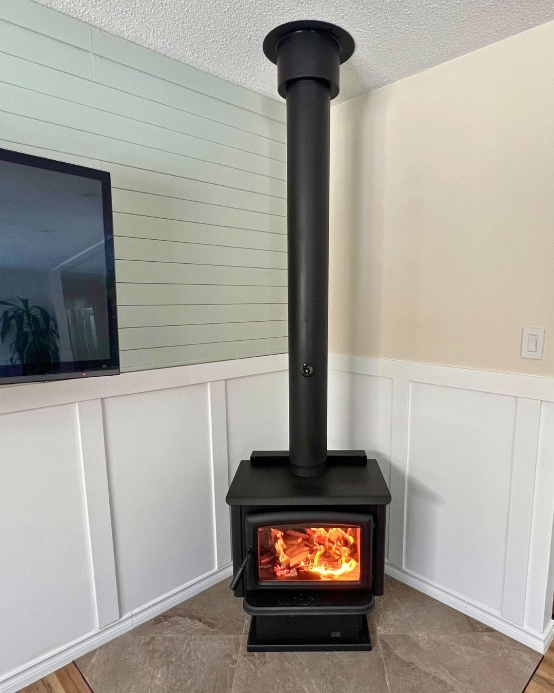 Turn that empty corner into a heating powerhouse with a freestanding wood stove like this @pacificenergyfireplaceproducts Vista LE. An excellent choice for heating spaces from 500 to 1500 square feet, the Vista LE is a high-performance woodstove engineered for powerful heat output, high efficiency, and ease of use.
#theheatingsource #woodheat #woodstove #freestandingstove