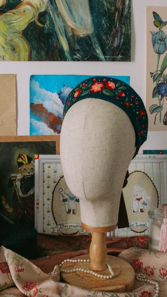 💐Un peu de peinture, beaucoup d'intention 🎨
Chaque serre-tête est peint à la main dans mon petit atelier en Bretagne. Aucun ne ressemble à un autre, aucun ne sera jamais reproduit à l'identique.
Il en reste six, ils sont tous disponibles sur la boutique. lien en bio 🌷
Réalisés en lin. Pièces uniques. Expédition en 48 h.