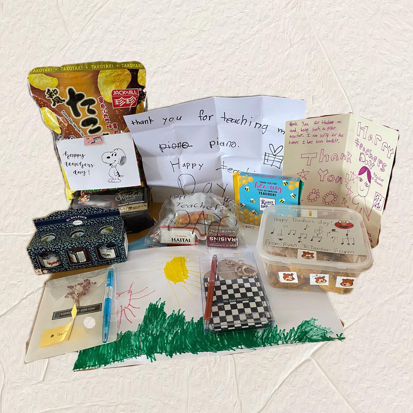 Grateful for the gifts & messages from students for Teacher’s Day. 😄
.
Had a good laugh at “Harry Teacher’s Day” from one of my students😅😆
.
.
#teachersday #presents #pianoteacher #piano #pianoclass #sg #music #appreciation #grateful