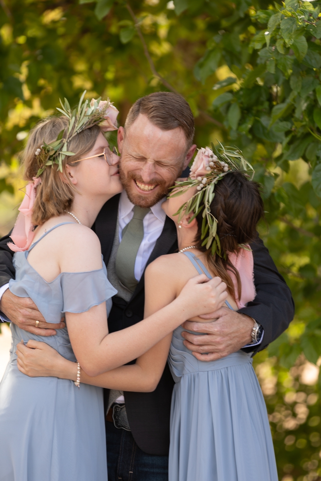 Desert blooms & tender moments 🌵✨ From the intricate wedding details to the sweetest first look between a father and his daughters, this Tucson wedding was pure magic. Capturing love in every glance, every tear, and every sunlit embrace. 💛 Second Shot for @weddingsbyschyler
#TucsonWedding #DesertLove #WeddingPhotographer #ArizonaWeddingPhotographer #AzWedding