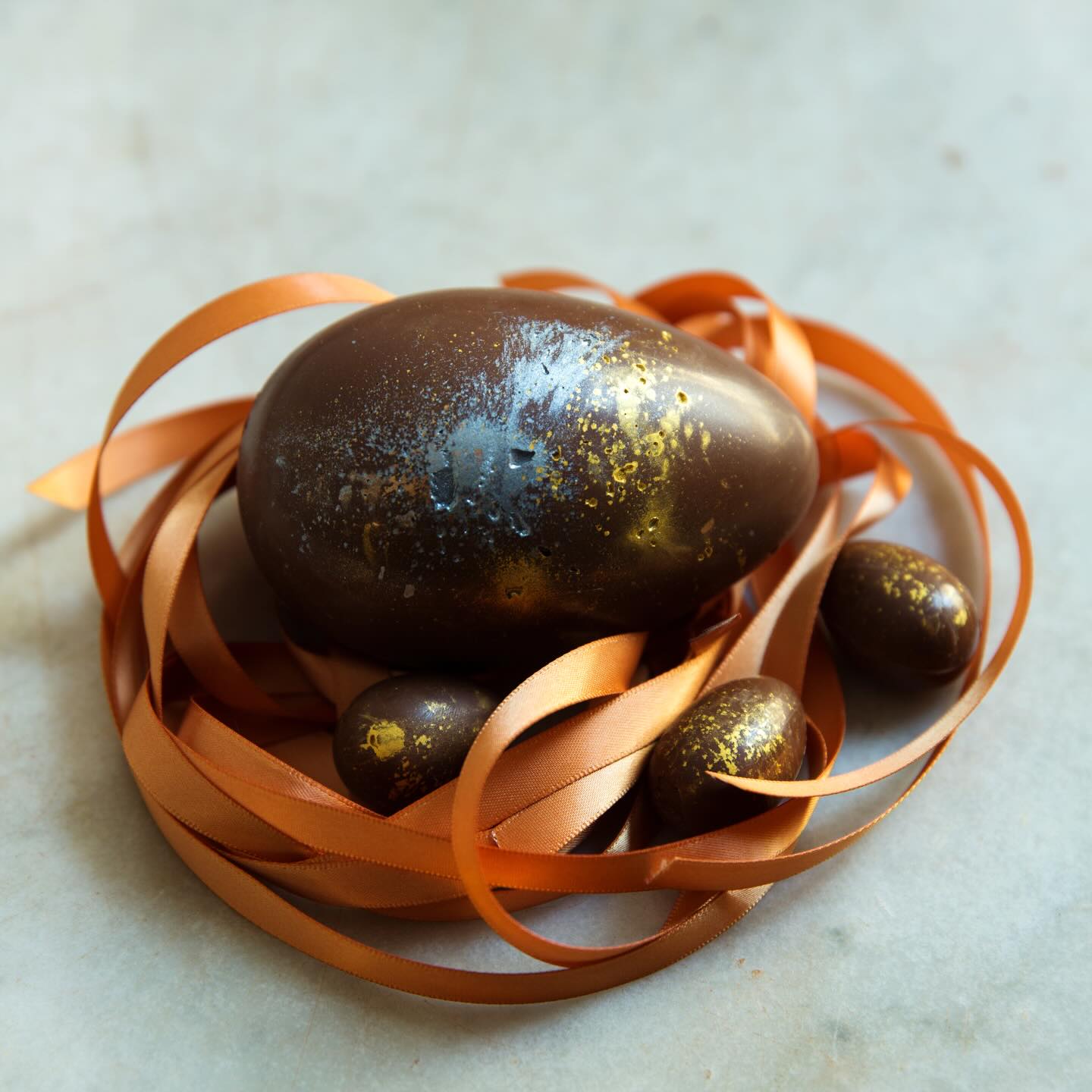 🪺 EASTER DROP 5️⃣🪺
Getting close to all products coming out now but today’s drop is our Easter Eggs… each egg is filled with mini eggs, available in milk, dark, raspberry & milk plus passionfruit & dark… simple delicious ethical chocolate handmade right here @statebuildings
Each egg is packed in a compostable bag in our cocoa paper boxes with our lovey new designed labels by @angelamitchell_artist
In store now or pre-order online