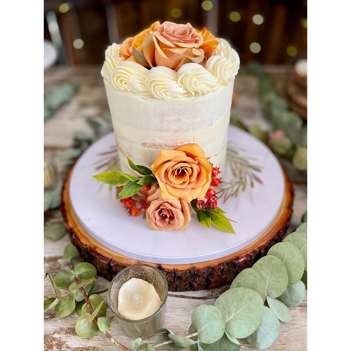 What a joy and honor it was baking up this lovely, intimate 6” wedding cake and custom cupcakes for a most precious couple. The flavor combinations consisted of lemon cake, lavender buttercream, and a choice between raspberry or blueberry preserves filling.
Thank you again @diannasmith2022 & @p_t_smitty for supporting @bakededges