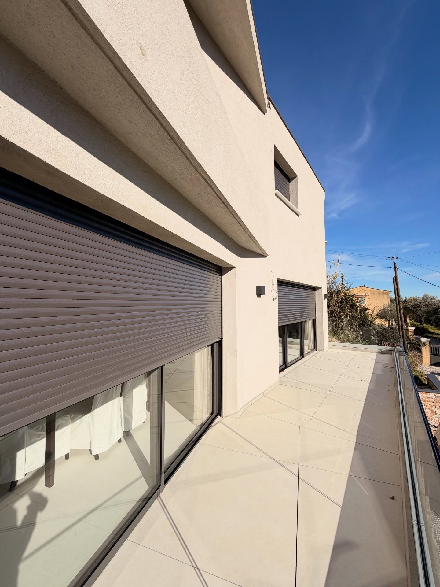 ✨ Élégance, lumière et lignes contemporaines.
Baies vitrées aluminium, volets roulants intégrés et garde-corps en verre pour une architecture moderne ouverte sur l’extérieur.
Vous avez un projet de construction ou de rénovation ?
Faites confiance à notre savoir-faire pour sublimer votre maison 🏠✨
#menuiseriealuminium #gardecorps #voletroulant #architecturecontemporaine #menuiseriesurmesure