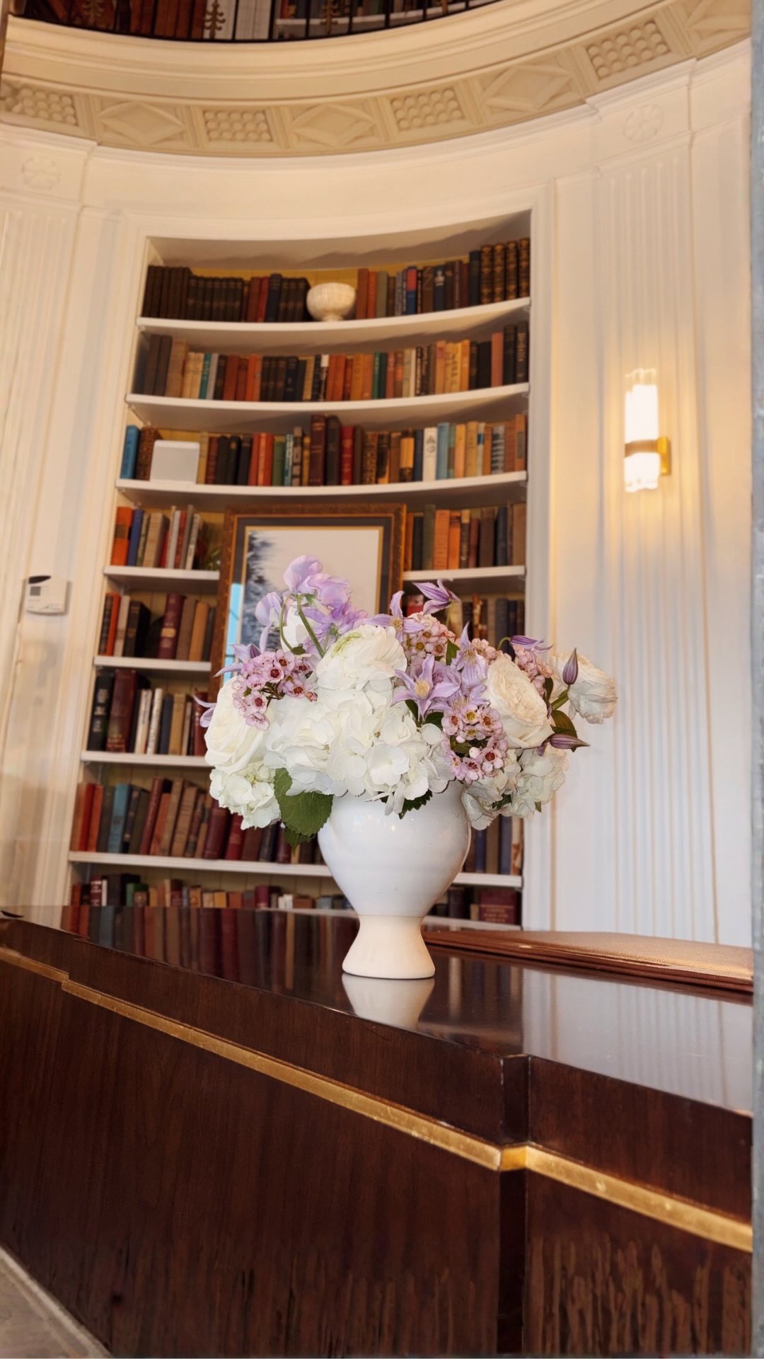 Cocktail and dinner centerpieces designed to feel refined, light, and quietly playful, polished florals for an elevated corporate evening.
#CorporateFloralDesign #luxuryflorals