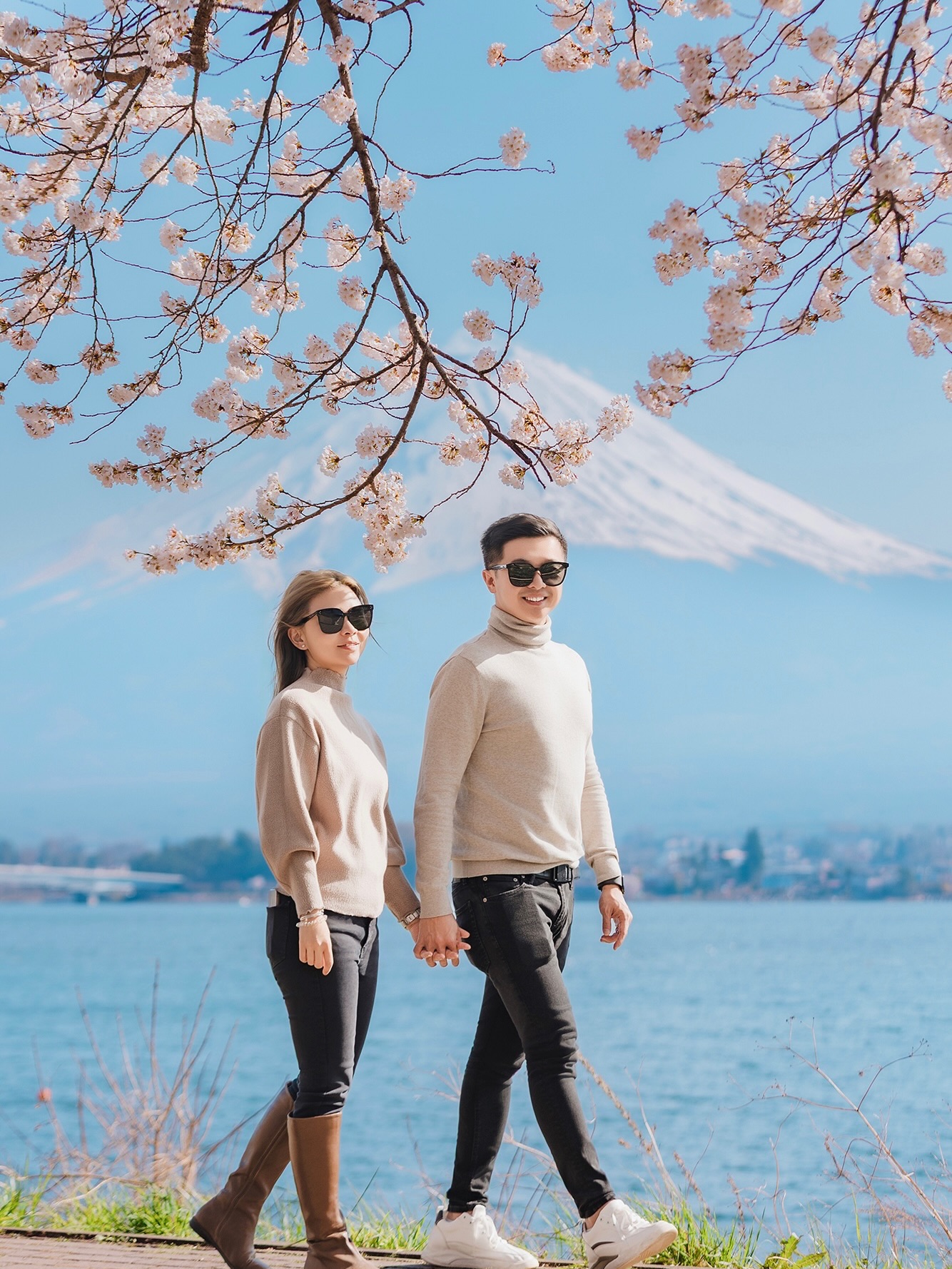 富士山+櫻花季 最美的10天快到了 附滿開日期
今年櫻花預測日期,和去年相差不大
河口湖4月5日開,4月12日滿開
4月25日變紅,山中湖晚一周
富士山櫻花季,其實很適合情侶旅拍
擔心的問題基本都是一樣的
交通遠、換乘複雜、拍攝點分散
我們的拍攝方式是攝影師全程駕車帶拍
從東京出發
一路慢慢開到富士山周邊
湖邊、櫻花樹下、街道、山景
看到適合的地方就停下來拍
一般一天可以拍 5-7個不同場景
富士山、湖岸、櫻花、街道都會有
如果剛好在計劃
富士山櫻花季旅行
這種方式會省心很多
#富士山
#河口湖
#富士山跟拍
#japantravel
#coupletravel