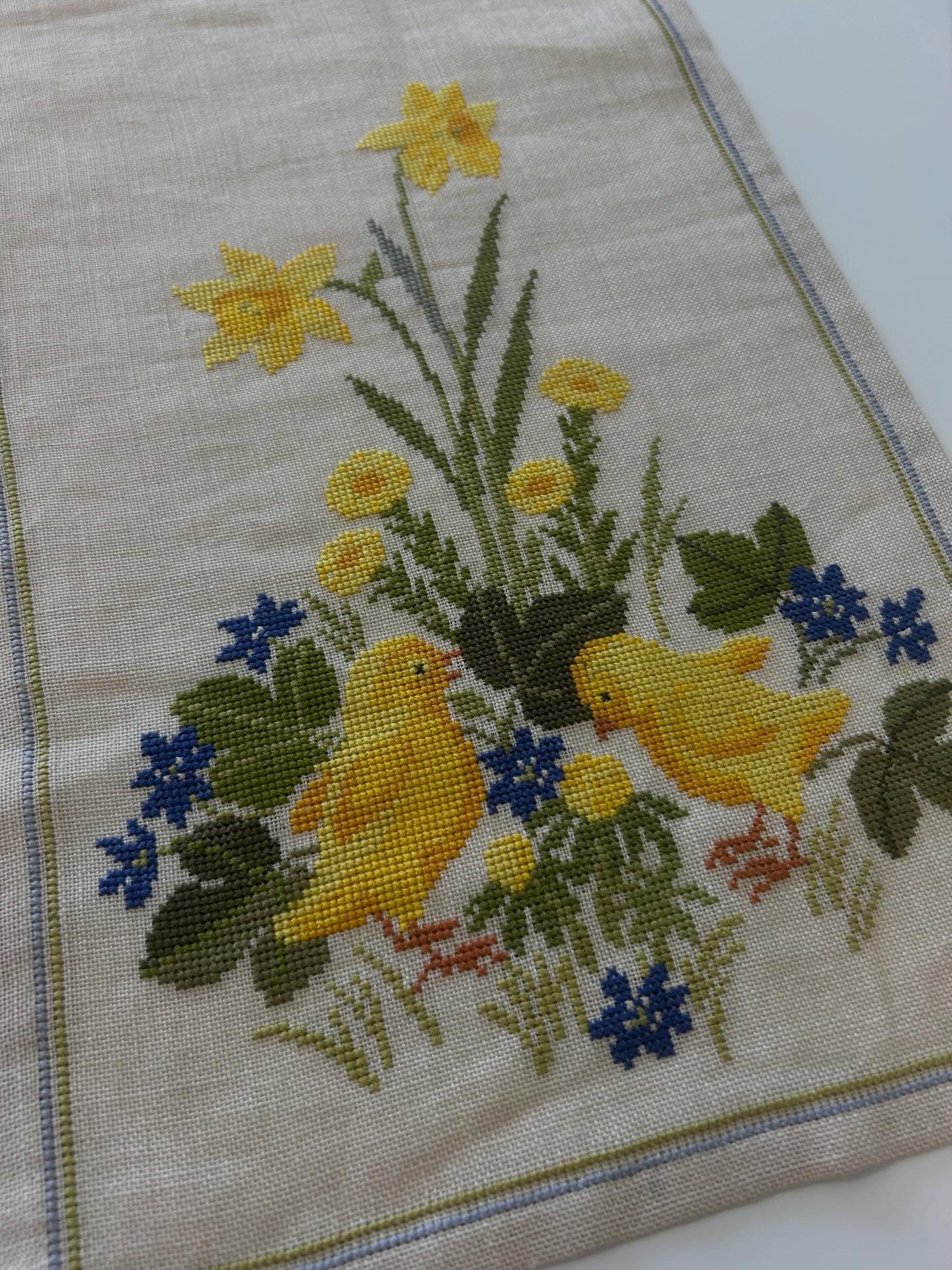 So many Spring chicks!! 🐥🌷 Which table runner is your favorite?
#thumbelinaneedlework #vintagecrossstitch #danishcrossstitch #eastercrossstitch