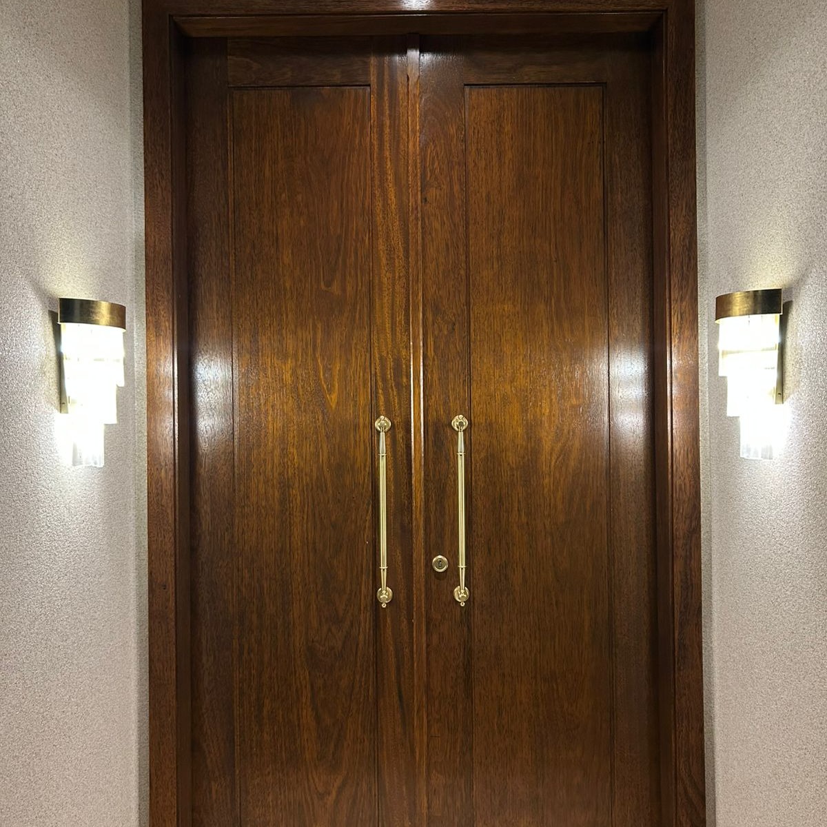 ✨ Detalhes que constroem a identidade de um projeto.
Tivemos o prazer de participar deste trabalho incrível em parceria com a @amais_arq, que desenvolveu uma identidade única para o projeto, valorizando cada elemento, especialmente os pequenos detalhes.
Entre eles, as fechaduras, que ajudam a compor estética, funcionalidade e personalidade ao ambiente. Foi uma satisfação colaborar para que cada peça estivesse perfeitamente alinhada com a proposta do projeto.
👏 Parabéns pelo trabalho, @amais_arq, e obrigado pela parceria!
#RequinteFechaduras #Arquitetura #DetalhesQueImportam #DesignDeInteriores #ParceriaRequinte #ArquiteturaComEstilo