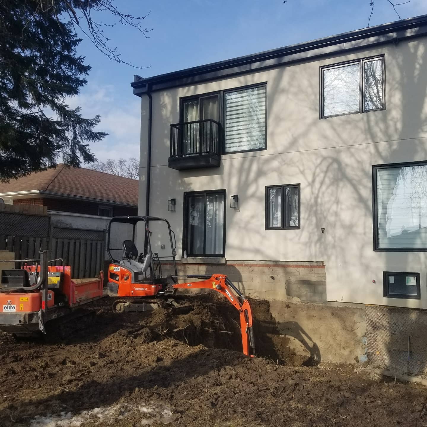 Excavation was completed last week at this @EliteConcreteCanada X @YCL_Structural_Designs custom designed backyard terrace project. Heated enclosure was also installed to keep the snow and cold out. Very excited for this one!! 🙌
#ProjectEliteYCL
#TripleCantileveredBBQ