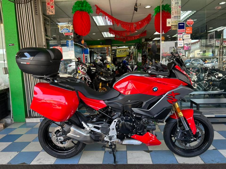 HOT HOT SALES!!😍HOT TRADE IN !!!! 2021 BMW F900 XR !!!! ORIGINAL SIDE BOX !!READY STOCK !!!ORIGINAL CONDITION !!! VIEW TO BELIEVE..!!!😍👍 DONT MISS IT !!! VERY WELL MAINTAINED UNIT!!
BRAND: BMW
MODEL: F 900XR
YEAR: 2021
REGISTERED: 2021
IMPORT BARU / NEW IMPORT MODEL
MILEAGE: 22 K KM ONLY ( ORIGINAL MILEAGE)
PRICE : RM 44,999
🎉🎉🎉🎉SIAPA CEPAT SIAPA DAPAT
HOT ITEM !!!🎉🎉🎉
FEATURES
1) EVOTECH SLIDERS
2) TFT
3) BREMBO BRAKES
4) ORIGINAL BOX COLOUR SIDE BOX
5) SHAD TOP BOX
6) FOG LIGHT
7) MICHELIN TIRES
8) WINDSHIELD AFTERMARKET
9) FULL SERVICE RECORDS
10) BMW QUICK SHIFTERS
The BMW F900 XR is a versatile, long-distance sport touring motorcycle featuring a 105 hp (77 kW) 895cc parallel-twin engine, 92 Nm torque
MIN DEPOSIT/ DOWN PAYMENT RM RM 8000
LOAN MAX - 7 YEARS/TAHUN
LOWEST INTEREST MARKET FINANCING RATES % or above
****T&C APPLY ****
AVAILABLE 👍👍
-S PAY LATER MOTORCYCLE ✅ (SHOPEE)
-✅CREDIT CARD 0% INSTALLMENT SCHEME AVAILABLE ✅
- CALL 03-78765497 OR -WHATSAPP 012 7892173
✅ FOR FULL DETAILS 👌👌T&C APPLY
LOAN APPLICATION REQUIRED DOCUMENTS
EMPLOYED APPLICANT
1) IC
2) 3 MONTHS LATEST PAYSLIPS
3) 3 MONTHS BANKSTATEMENT
4) EPF
SELF EMPLOYED APPLICANT
1) SSM
2) 6 MONTHS LATEST COMPANY BANK STATEMENT
***T&C APPLY***
FREE ITEMS 🎁
HELMET FULL FACE
RIDING JACKET
2x LABOUR FREE SERVICES
***********************************
Contact us before its too late ✅
CHIA MOTOR SDN BHD
WhatsApp - 012 7892173
Email-chiamotorracing@yahoo.com
Tel: 03-78765497☎️
Address: No. 11, Jln 21/17, S.E.A Park 46300 Petaling Jaya, Selangor. ( opposite MAYBANK)
Facebook : chia motor sdn bhd
Office hour: Monday - Saturday 9:00am - 7:00pm
Sunday - Closed
CHIA MOTOR SDN BHD is a company that runs High Power Motor deal since 1967.
WE PROVIDE MOTORCYCLES SERVICES SUCH AS
BUYING/SELLING / TRADE-IN / SERVICE & REPAIR / TOWING BREAKDOWN / ACCIDENT CLAIM / RIDING GEAR & ACCESSORIES ✅🔧🤝
Why buy from us?
Chia Motor being Operating Motorcycles dealerships and Trusted Dealer Since 1967 . Authorised dealers brand such as Kawasaki , Suzuki , Alpinestars, Modenas , imported motorcycle brand and more.