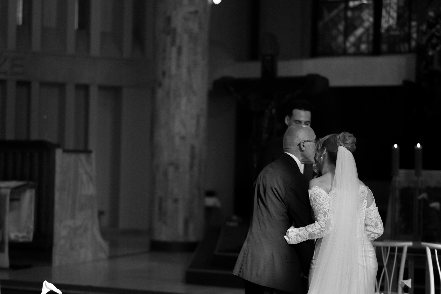 Są takie chwile na ślubie, które zatrzymują czas. ✨
Moment, gdy tata prowadzi swoją córkę do ołtarza, to jedna z najbardziej wzruszających tradycji. To symboliczna chwila – pełna miłości, dumy i wzruszenia. Przez lata był jej pierwszym bohaterem, opiekunem i wsparciem. A teraz z uśmiechem i łzą w oku oddaje jej dłoń komuś, kto od tej chwili będzie szedł z nią przez życie. 🤍
@marikasekowskafotografie
#zdjeciaslubne #slubkoscielny #ślub #weddingplannerpoland #organizacjaslubu