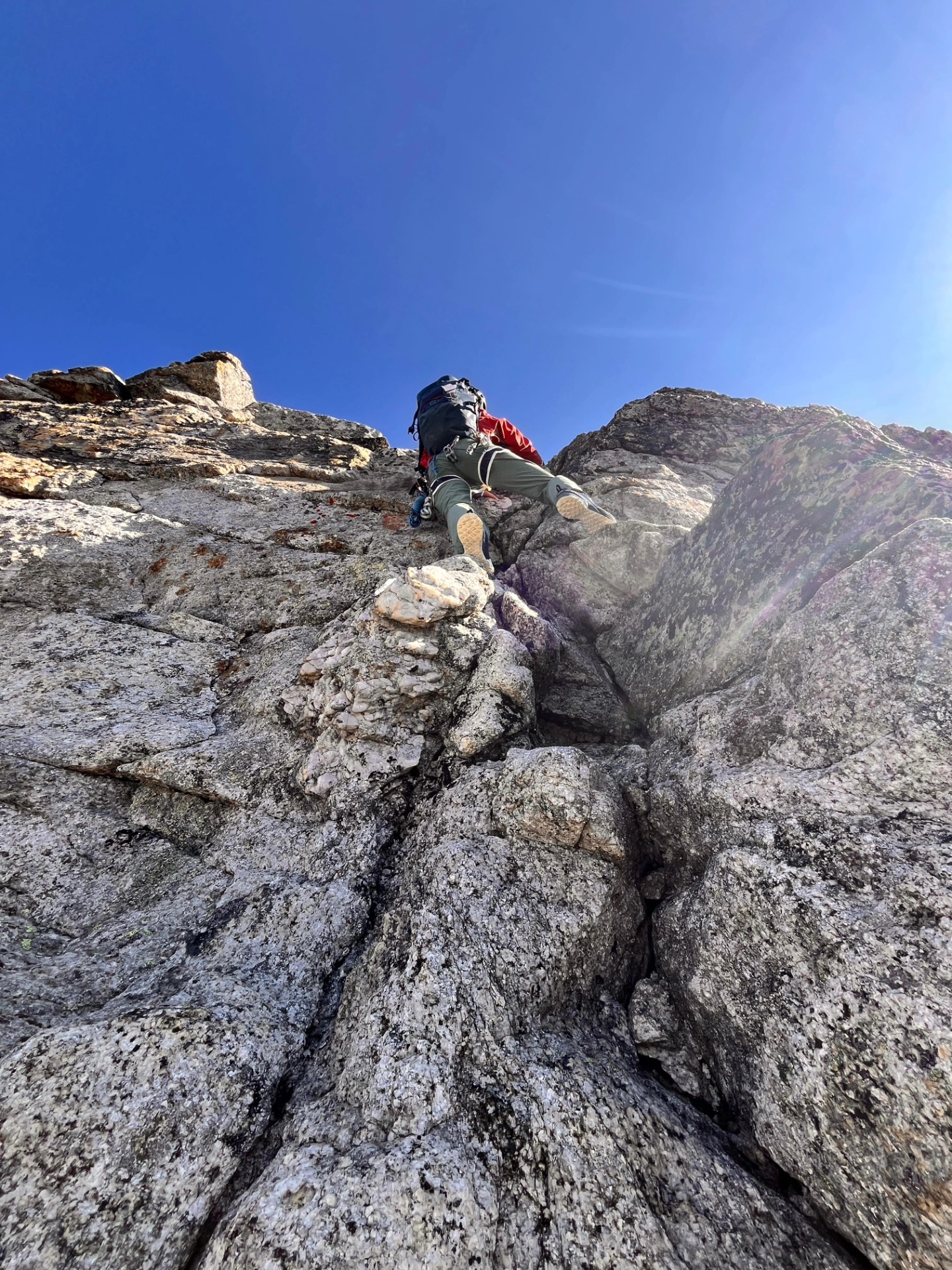 Fußstein Hüttengrat 🗻🧗🏼♀️❤️🔥
Weil "light wight" gratkraxln oanfoch am lässigstn is🫠😍
🚙↔️🚙
Schian mol wieder was fürs Herzl ztian🍀❤️🔥
#gratklettern #climbinglove #alpin #mountains #mountainsilence #primetime #freizeit #gooutside #makememories #goodtime