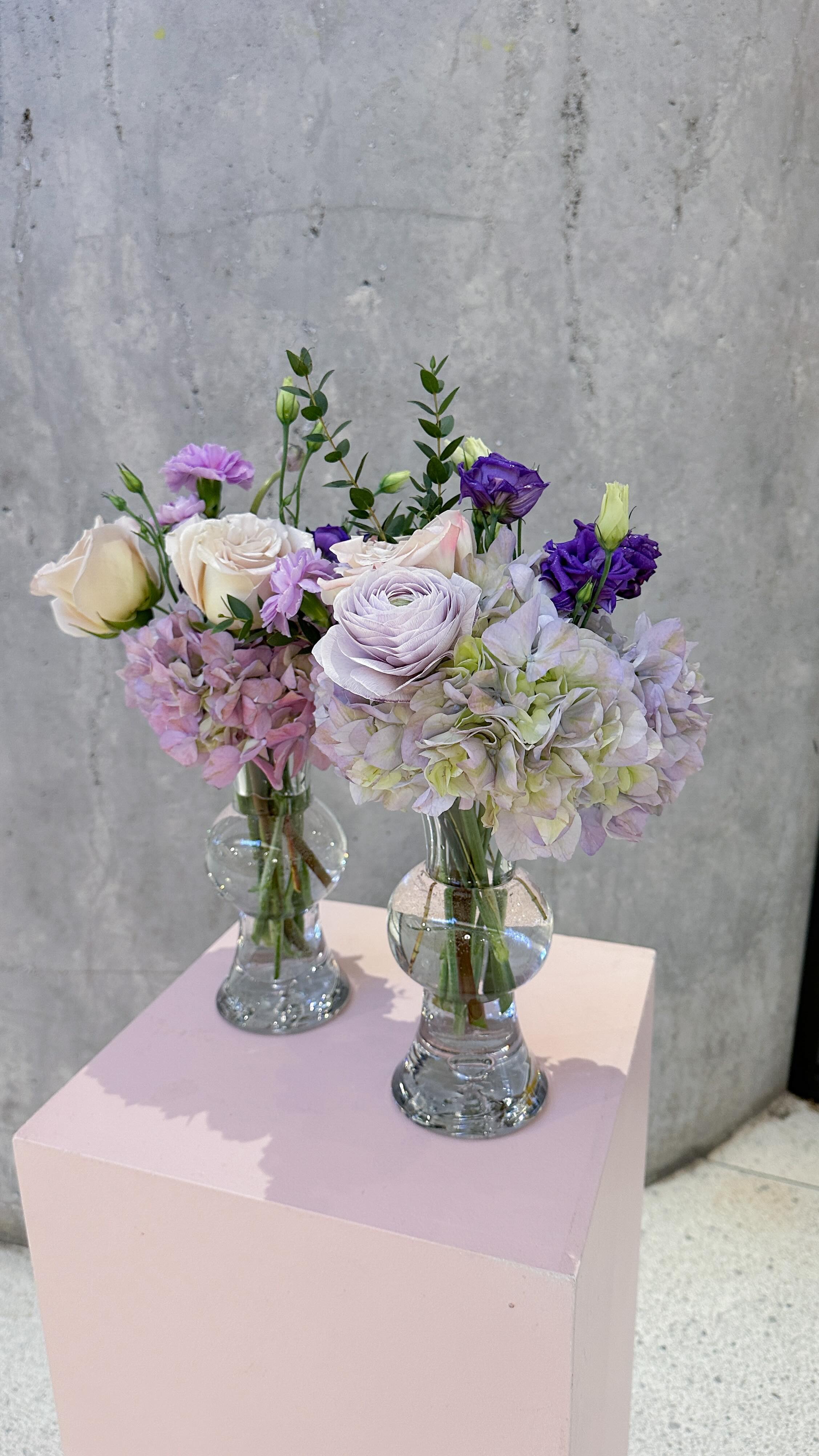 It’s imposible to not fall in love with this beautiful set of tiny arrangements. Send us your order by email to get yours
Sales@lenasfloraldesign.com
#flowershop #flowerarrangement #evendecorations