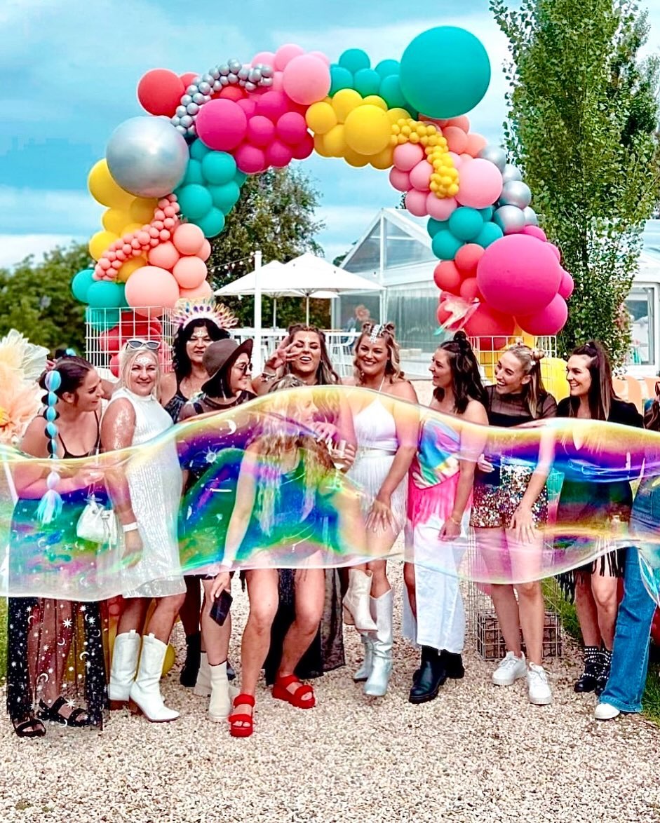 Magical bubble moments from my performances at @mewburnpark 🤍✨ Can’t wait to pop back again next year for another incredi-bubble “Parkchella” event 😍
•
•
•
•
•
•
#beckybubble #bubblebabe #bubbleartist #bubbleperformer #bubbleshow #bubbleperformance #performer #performanceart #performerlife #bubbleologist #headdress #costume #wedding #festivalfashion #burlesquecostume #weddingperformer #weddingperformance #weddingideas #musicfestival #weddingentertainment #beckybubblecreations