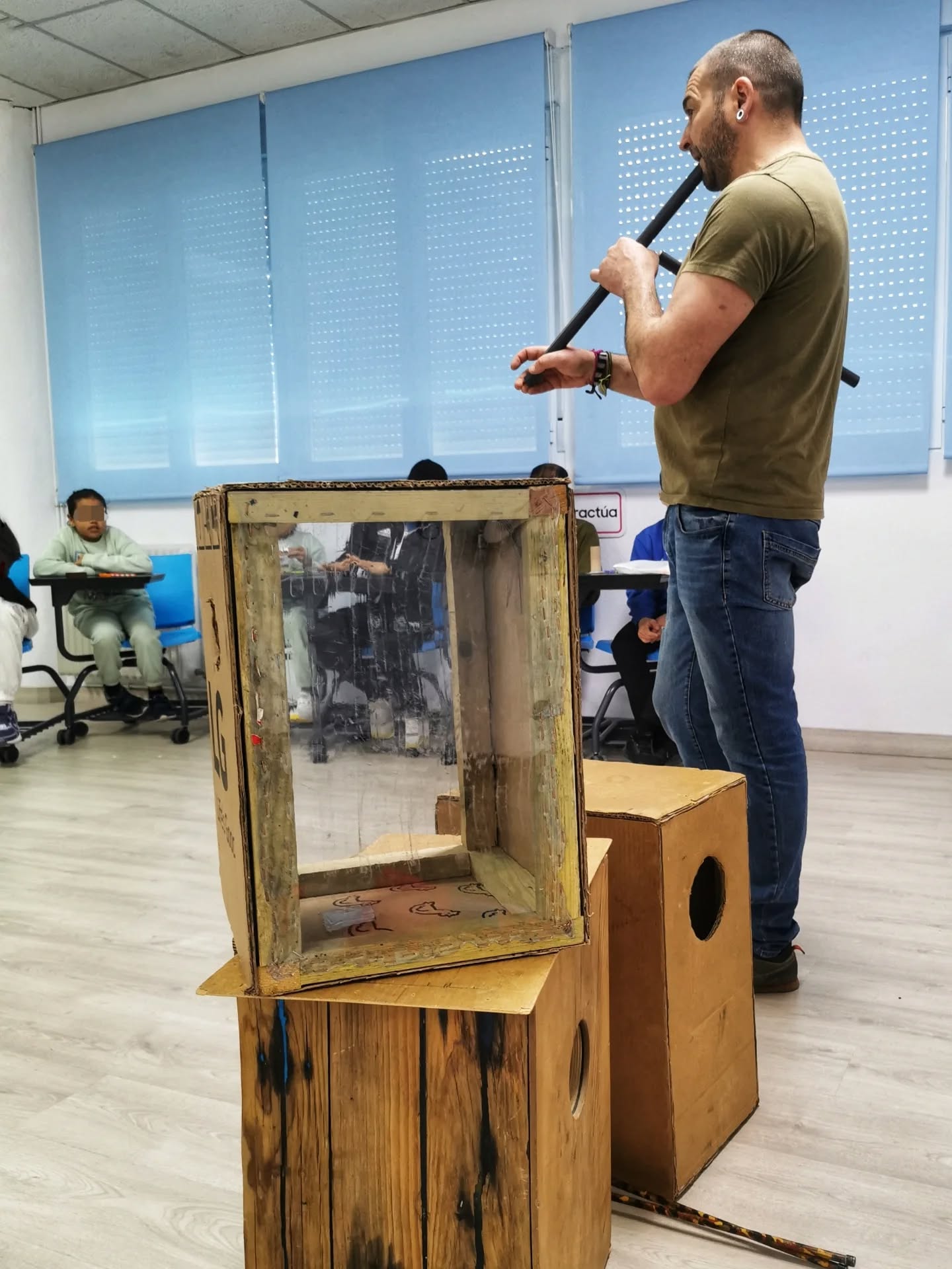 Hoy en el @ceiplaspedrizas hemos terminado los 17 talleres de construcción de #instrumentosreciclados #darlalata. Con ellos hemos llegado a más de 400 chaval@s de quinto de primaria de los coles de #Soria. Todo esto ha sido gracias a @valorizasm y al @ayuntamientodesoria que todos los años ponen en marcha una campaña de concienciación medioambiental, de la que esperamos formar parte al año que viene. Mil gracias a tod@s los equipos directivos, profes y alumn@s por habernos hecho sentir como en casa. Así da gusto trabajar!!! ❤️❤️
@ceipinfantesdelara @colegiofuentedelrey @ceiplosdoce @ceiparboledasoria @ceesantaisabel @ceipnuman
#musica #reciclajecreativo
