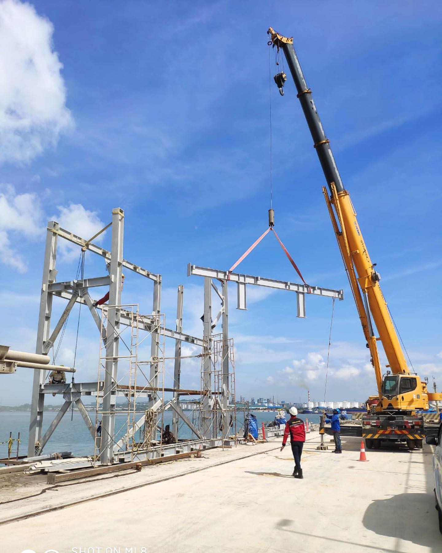 Salam hangat dan sehat...
Berikut salah satu bentuk sumbangsih PT. SRM dalam membangun negeri..
Jetty platform yang nantinya akan dipakai sebagai bagian dari terminal LNG Di Jawa Timur..
📸:Wahyu