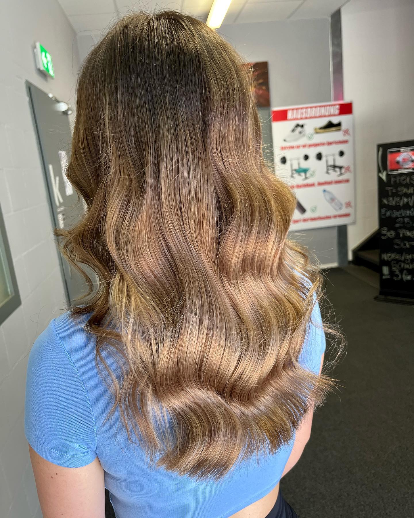 Same balayage, different lighting โ๏ธ
.
.
#balayage #ombre #blondebalayage #wellabewegt #perfectstyle #blondehair #blonde #blond #hair #hairdresser #haircut #besthair #amazinghair #hairgoals #hairideas #hairinspiration #hairlove #hairinspo #hairtrends #hairtransformation #hairstylist #healthyhair #hairartist #behindthechair #meches #highlights #blondehighlights #blondemeches #longhair @__yaelkoller__