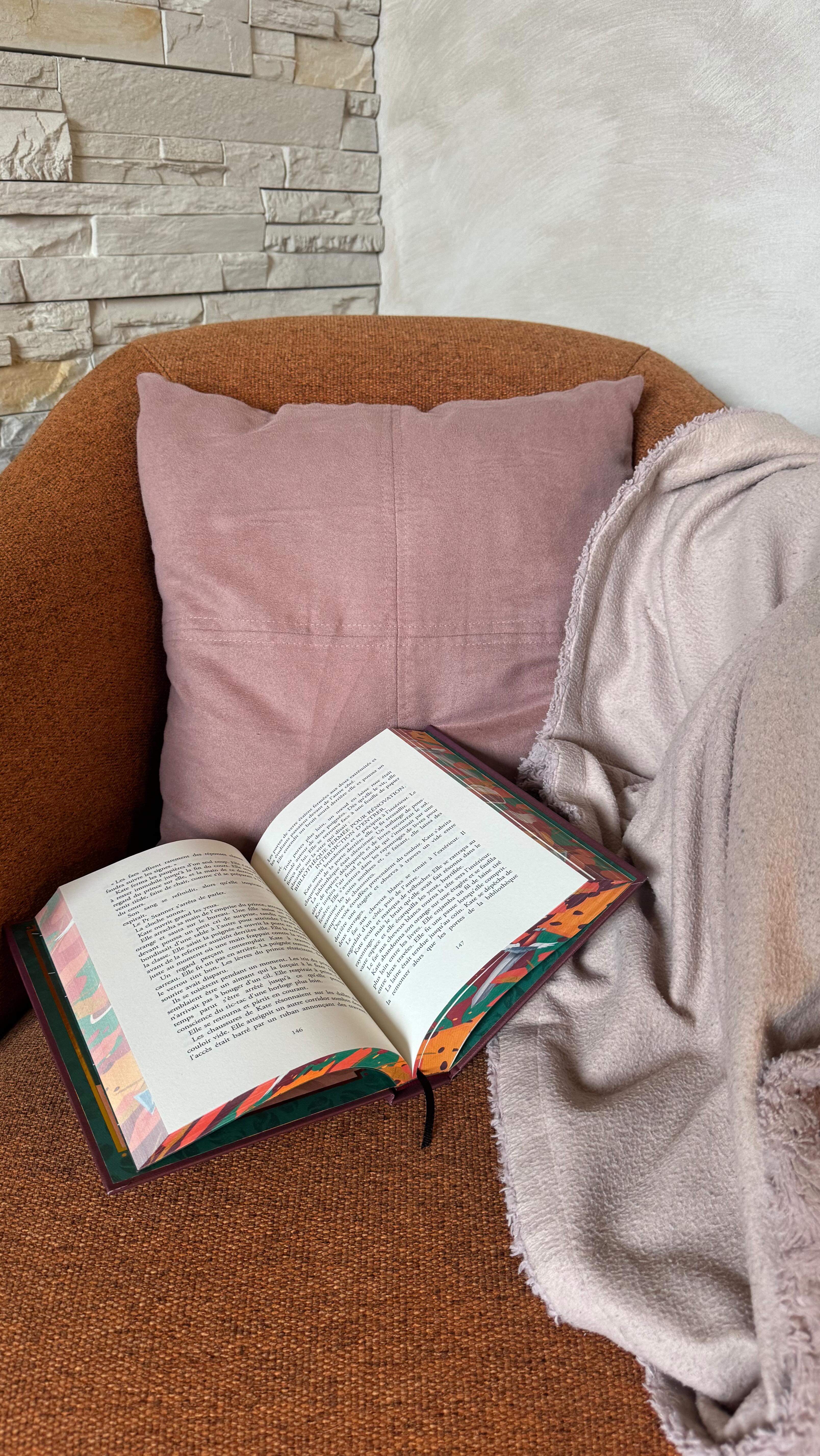 Lire avant de dormir était une excellente idée… jusqu’à ce que ton cerveau décide d’abandonner.
Tu voulais lire juste quelques pages avant de dormir. 📖
Mais la fatigue s’installe.
Alors tu relis la même phrase encore…
Et encore…
Sans vraiment comprendre ce qu’il se passe dans l’histoire 😅
Et pourtant tu refuses de fermer le livre parce qu’on sait toutes que la prochaine page pourrait être la plus intéressante.
Dites-moi que je ne suis pas la seule à le faire ? 🤭 #passionlecture❤️ #lecturedusoirbonsoir #viedelectrice #ʙᴏᴏᴋᴄᴏᴍᴍᴜɴɪᴛʏ #romanceaddict💋