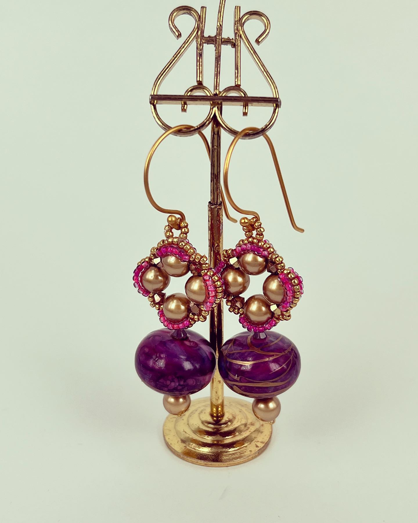 Inspired by a beautiful bird with… colorful outfit. Used the materials from two vintage necklaces to make this (the matching pendant will be posted separately)
#earrings #oneofakind #oneofakindjewelry #uniqueart #handmade #handcrafted #handbeaded #beadedjewelry #upcycledjewelry #goldjewellery