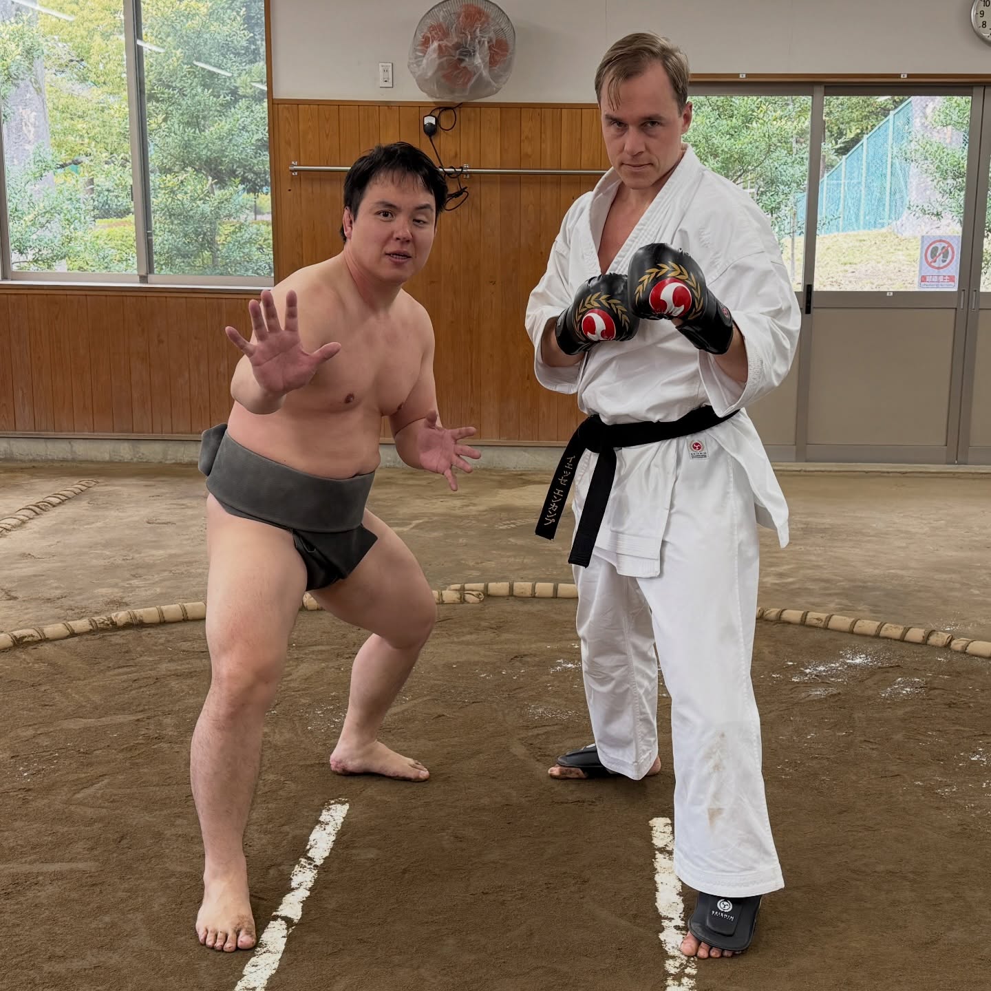 Sumo meets Karate black belt @karatebyjesse 🥋
Who will win 🏆
#sumo #karate