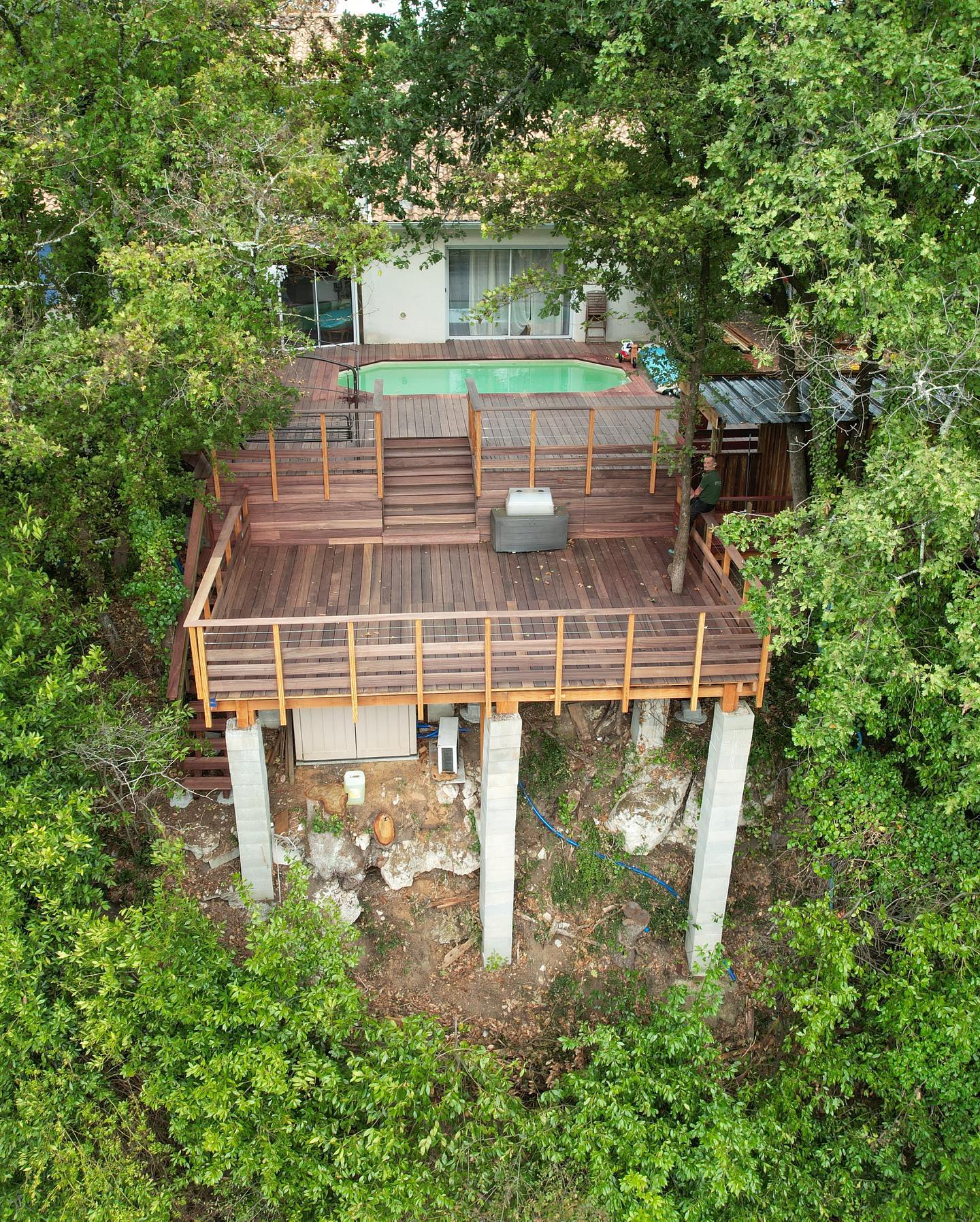Démontage et réalisation par notre équipe d’une superbe terrasse suspendus en padouk à Prignac-et-Marcamps 🌳