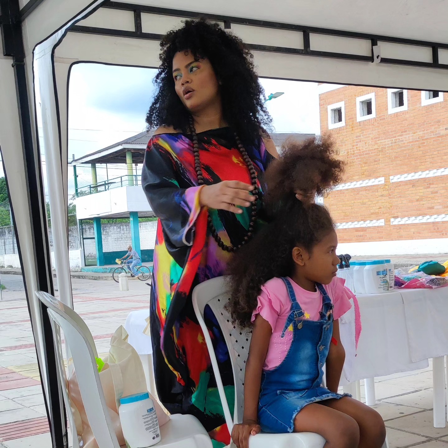 Gracias por aceptar la invitación,🎉 mis hermosas madres en compañía de sus hijos e hijas, gracias a la @alcaldiadebecerril por apoyar está iniciativa, a la primera gestora Maria Lourdes Pino Amaya por confiar en nuestro trabajo a Eduar Osorio como representante de la Fundacionmaculelebecerril por su gran liderazgo y entrega. Me siento muy feliz de poder impactar de manera + Positiva a nuestra comunidad que desafortunadamente está invisibilizada, pero con estas actividades marcamos un precedente que estoy segura dejara una huella en cada uno 🖤 de los que hicieron parte de ella ✊🏾 La Fundación Afro Pelo Bueno y yo Hermelys Bermudez Lago como su representante está 💯% comprometida con reivindicar, visibilizar y empoderar a nuestra comunidad AfroBecerrilera ✊🏾🖤✊🏾🧡✊🏾 #Becerril