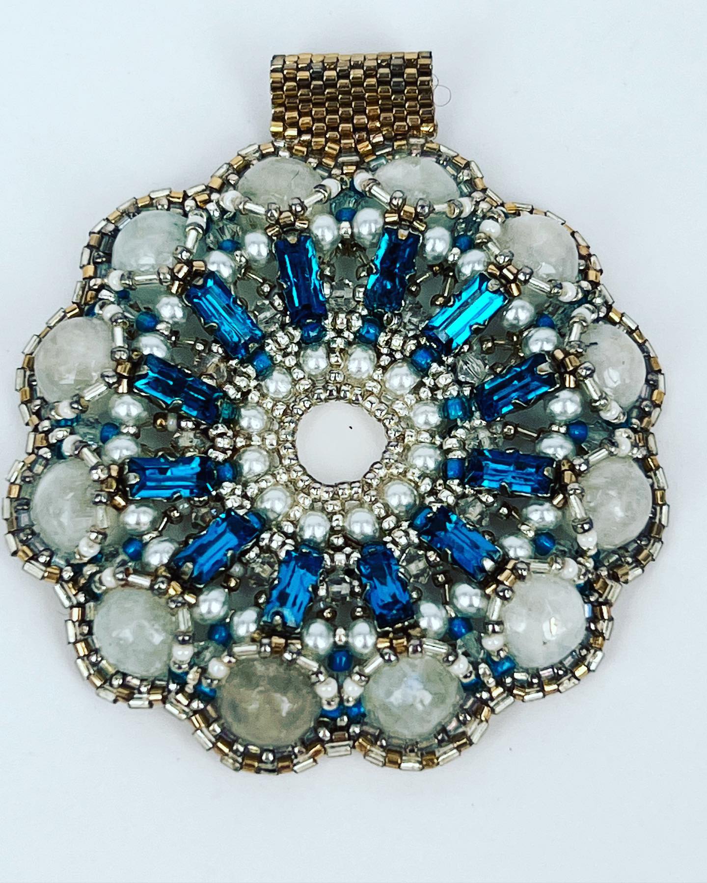 Beaded pendant inspired by the blue of the ocean.
#handmade #handmadejewelry #beadedjewelry #beadednecklace #beadedpendant #moonstone #seedbeads #silver #swarovski #swarovskipearl